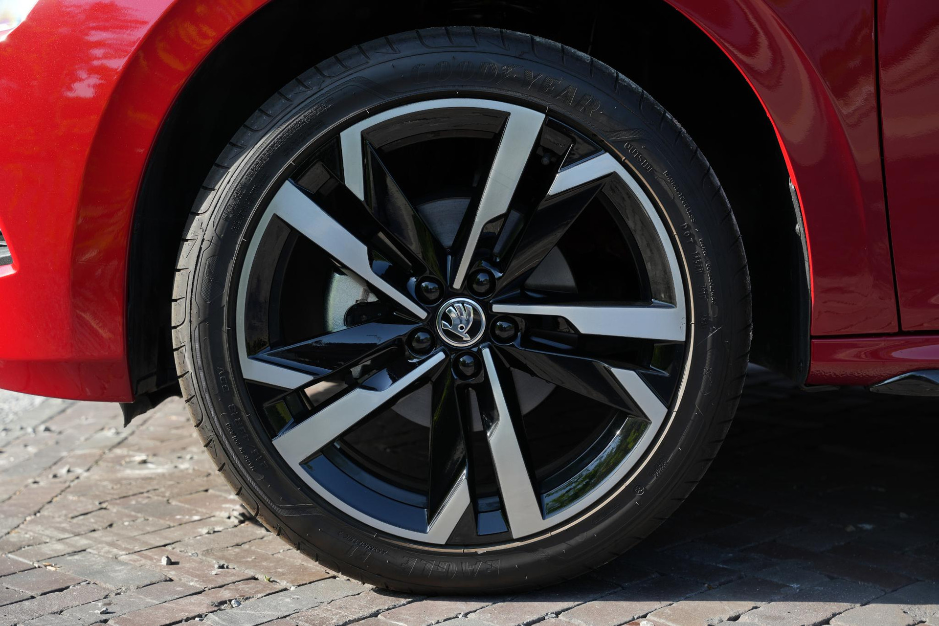 Škoda Kamiq 1.0 TSI Monte Carlo 2026 Velvet red (K1) 15