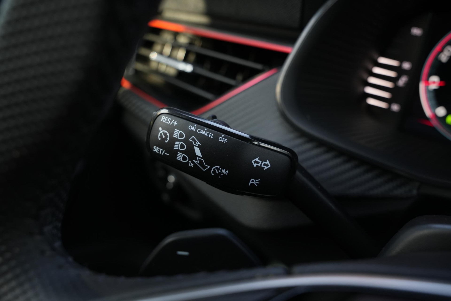 Škoda Kamiq 1.0 TSI Monte Carlo 2026 Velvet red (K1) 34