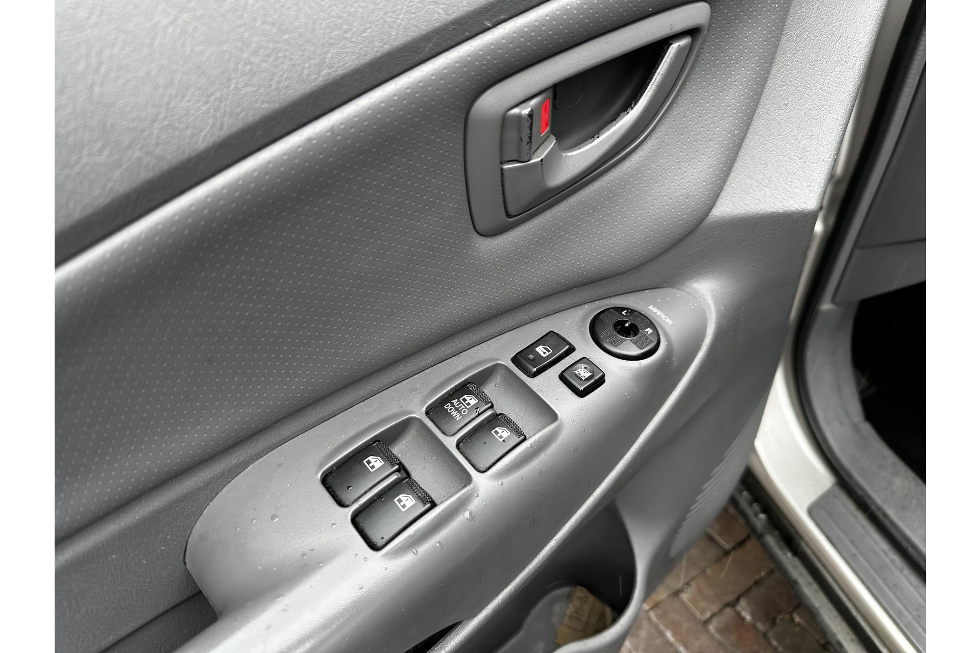 Hyundai Tucson 2.7i V6 4WD Style 2004 Warm Silver Metallic (YK) 12