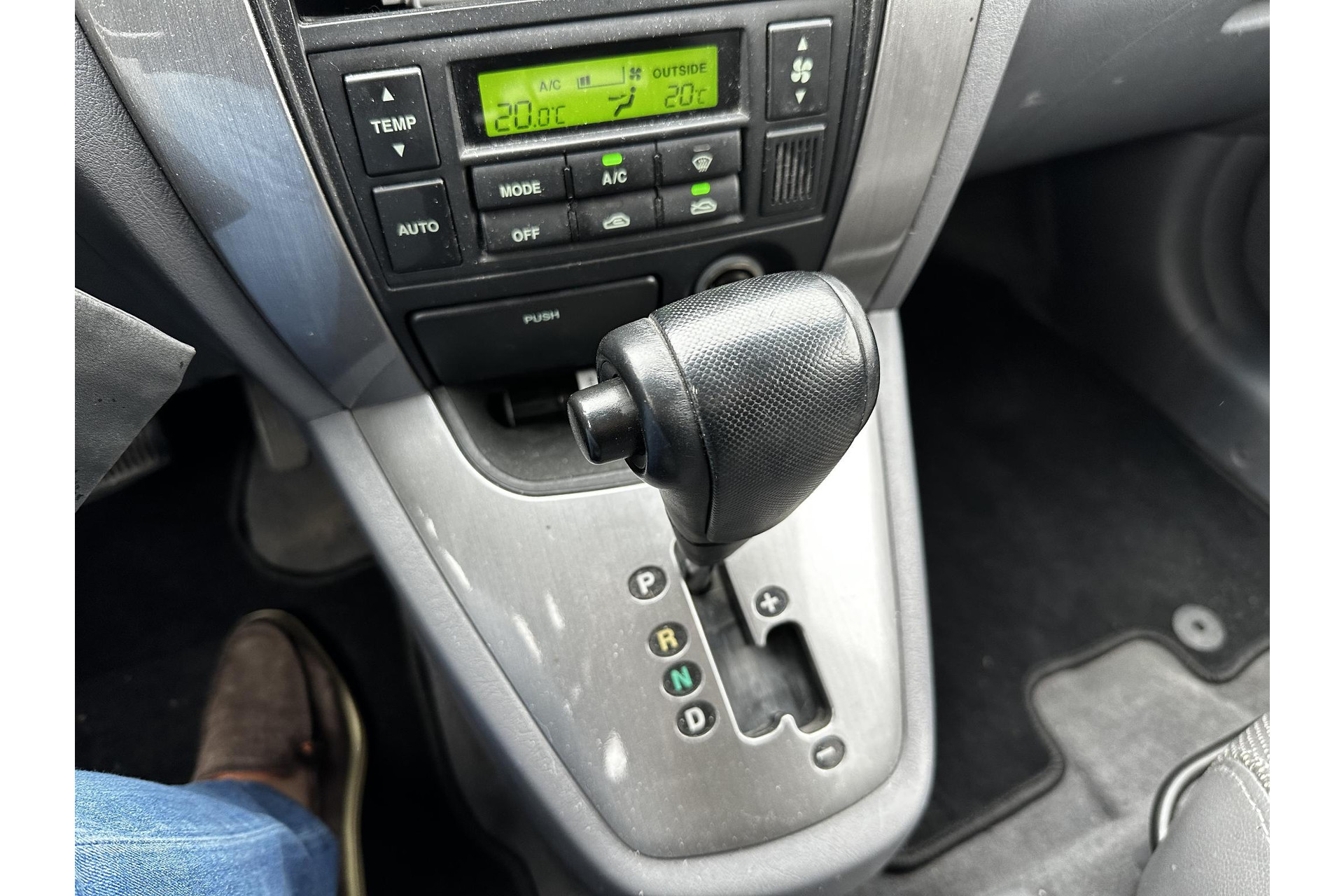 Hyundai Tucson 2.7i V6 4WD Style 2004 Warm Silver Metallic (YK) 19
