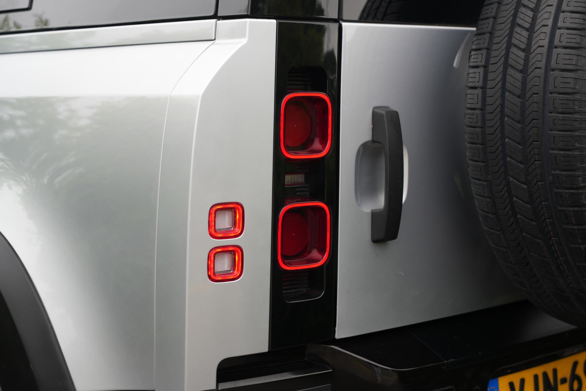 Land Rover Defender 2.0 D240 110 HSE 2020 Exterior Paint - Indus Silver (1AC) 10