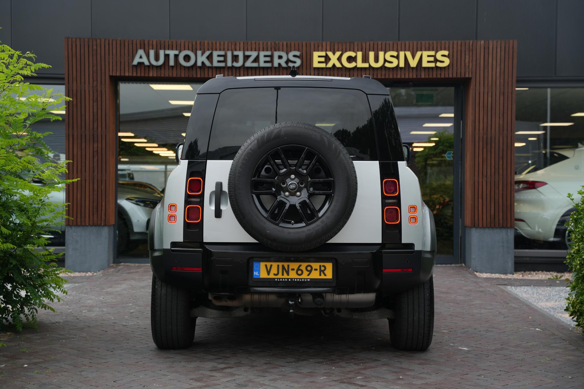 Land Rover Defender 2.0 D240 110 HSE 2020 Exterior Paint - Indus Silver (1AC) 11