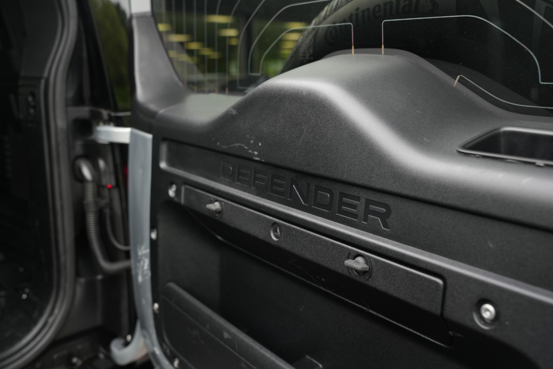 Land Rover Defender 2.0 D240 110 HSE 2020 Exterior Paint - Indus Silver (1AC) 13