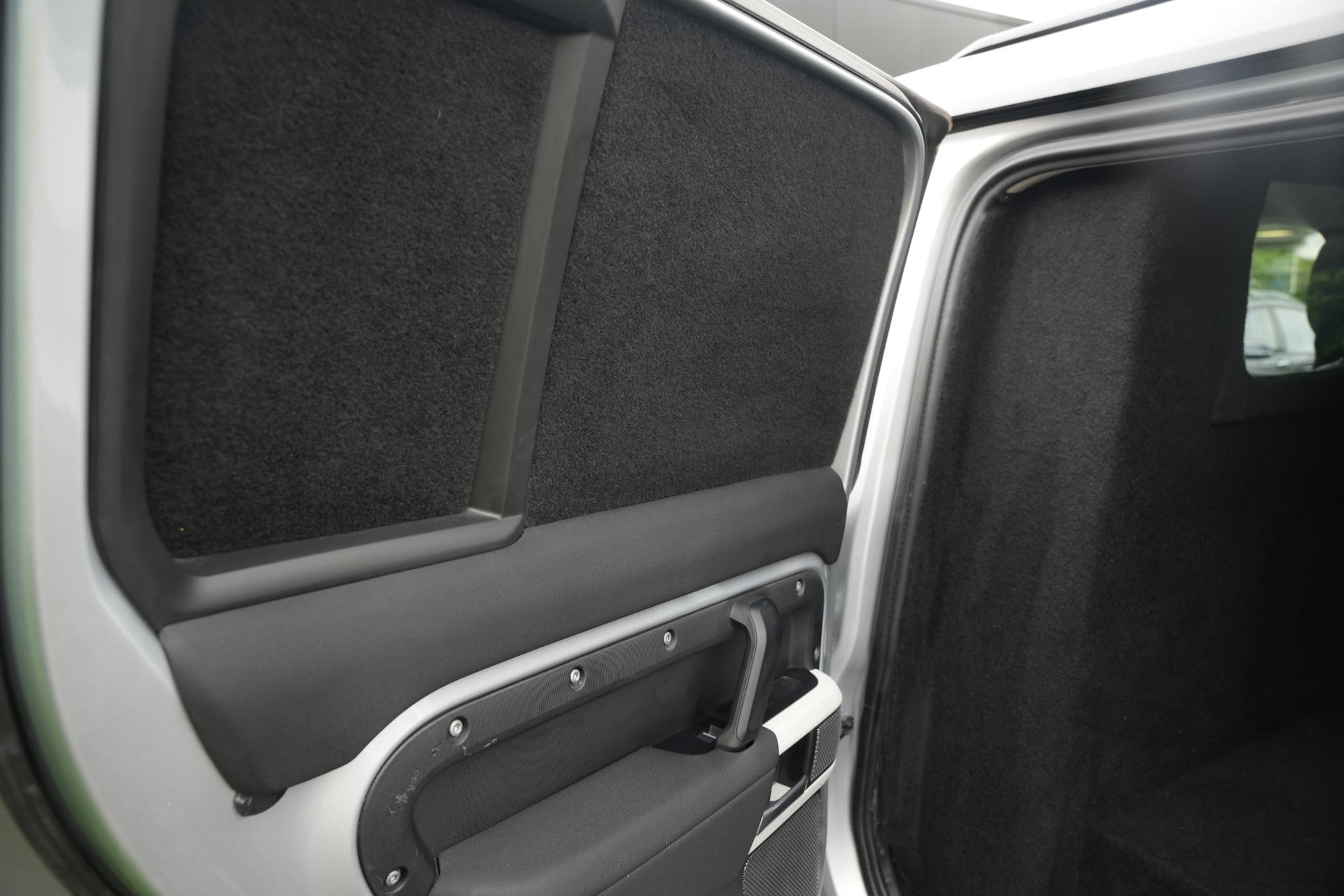 Land Rover Defender 2.0 D240 110 HSE 2020 Exterior Paint - Indus Silver (1AC) 18