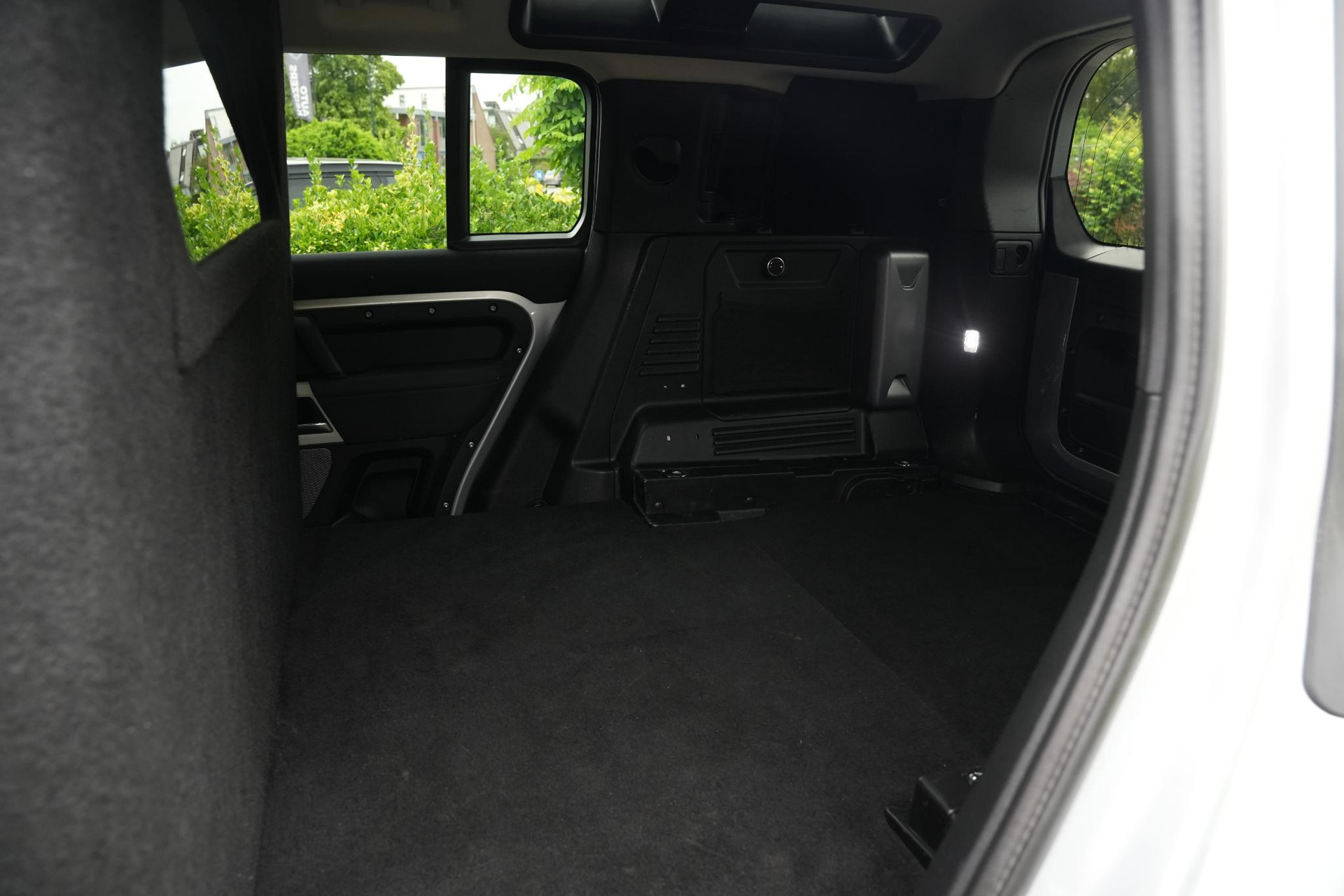 Land Rover Defender 2.0 D240 110 HSE 2020 Exterior Paint - Indus Silver (1AC) 24