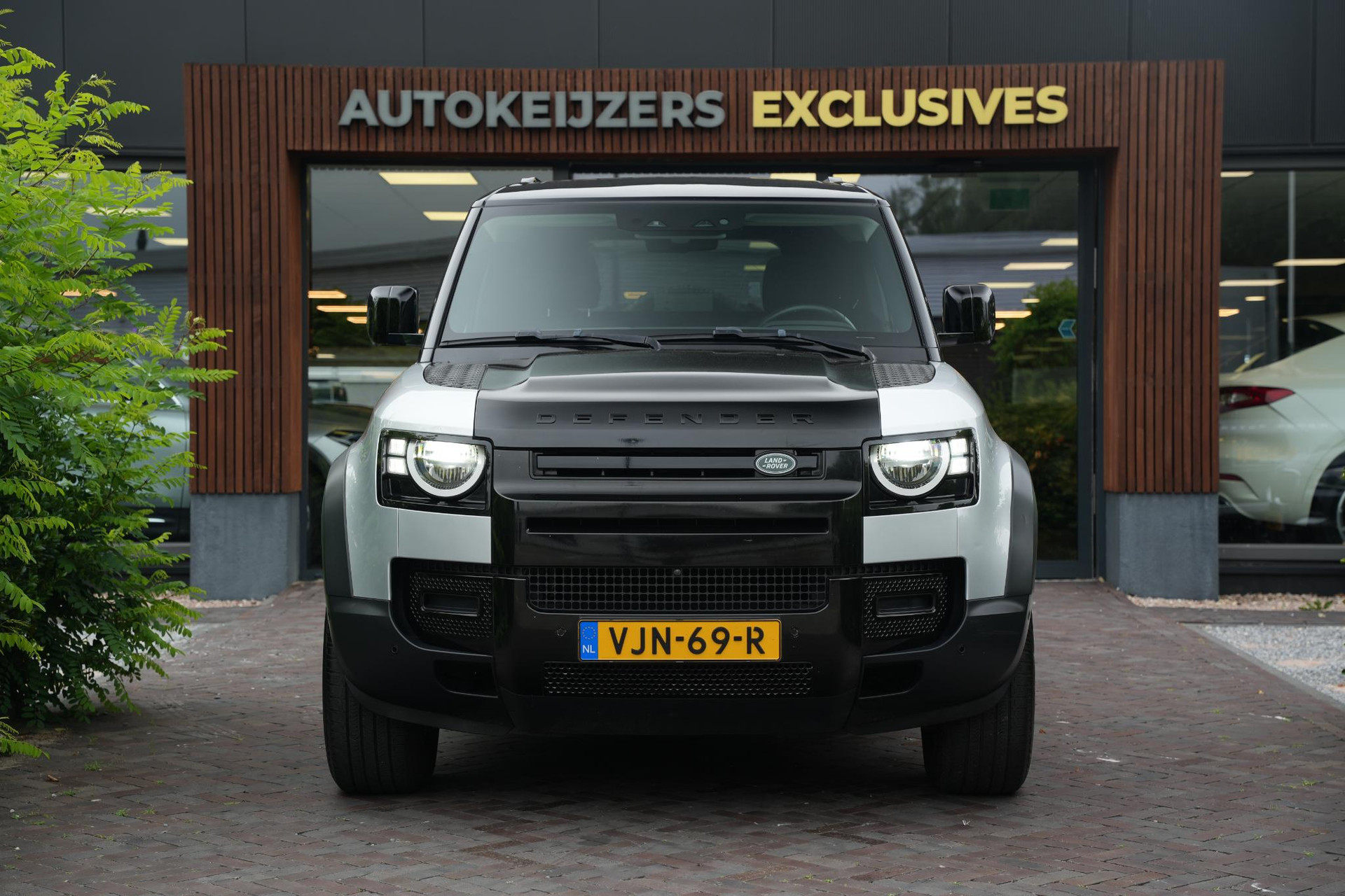 Land Rover Defender 2.0 D240 110 HSE 2020 Exterior Paint - Indus Silver (1AC) 3