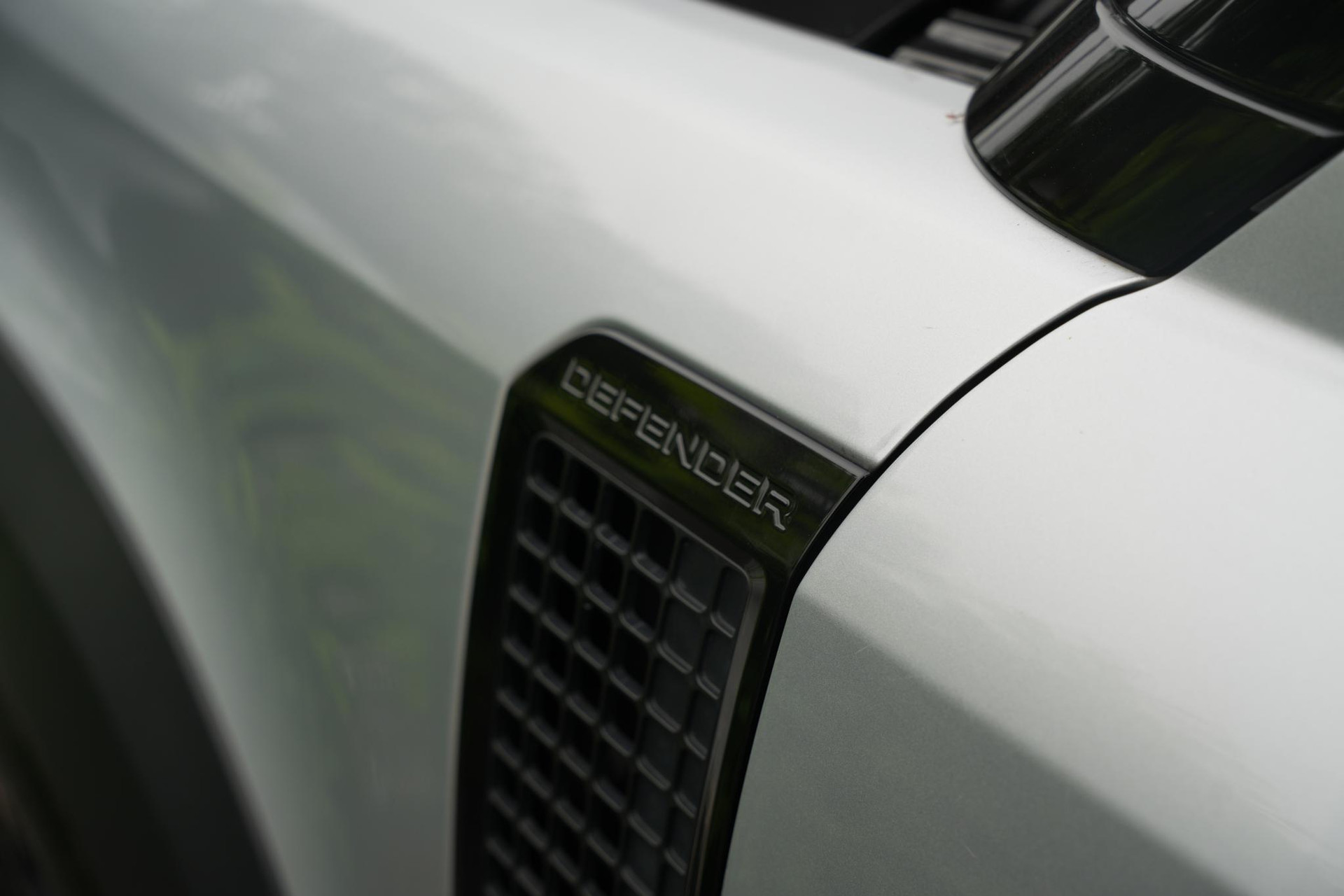 Land Rover Defender 2.0 D240 110 HSE 2020 Exterior Paint - Indus Silver (1AC) 34