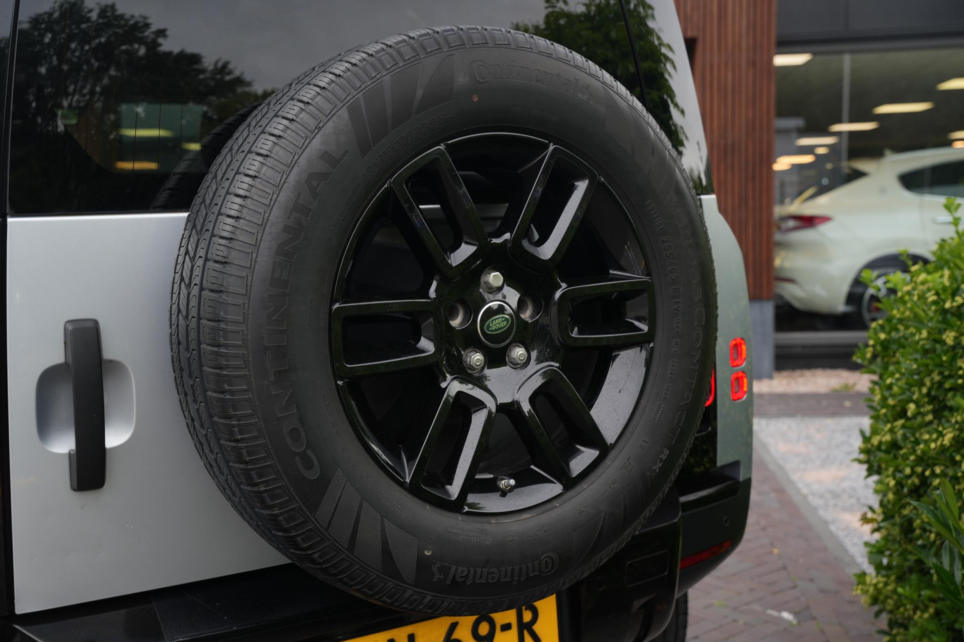 Land Rover Defender 2.0 D240 110 HSE 2020 Exterior Paint - Indus Silver (1AC) 38