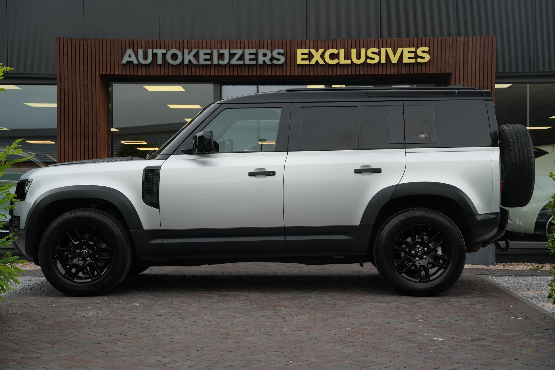 Land Rover Defender 2.0 D240 110 HSE 2020 Exterior Paint - Indus Silver (1AC) 7