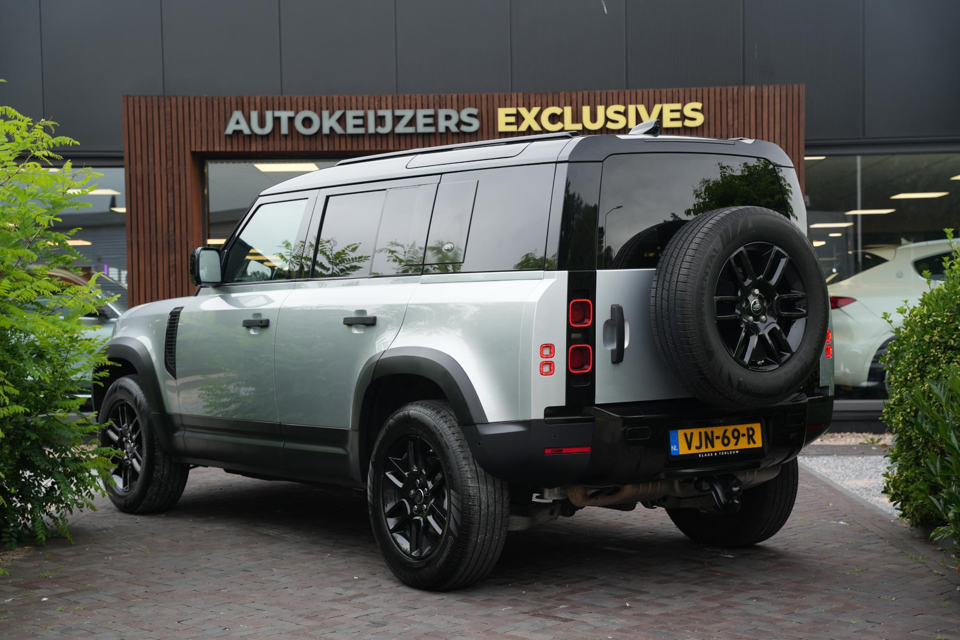 Land Rover Defender 2.0 D240 110 HSE 2020 Exterior Paint - Indus Silver (1AC) 9