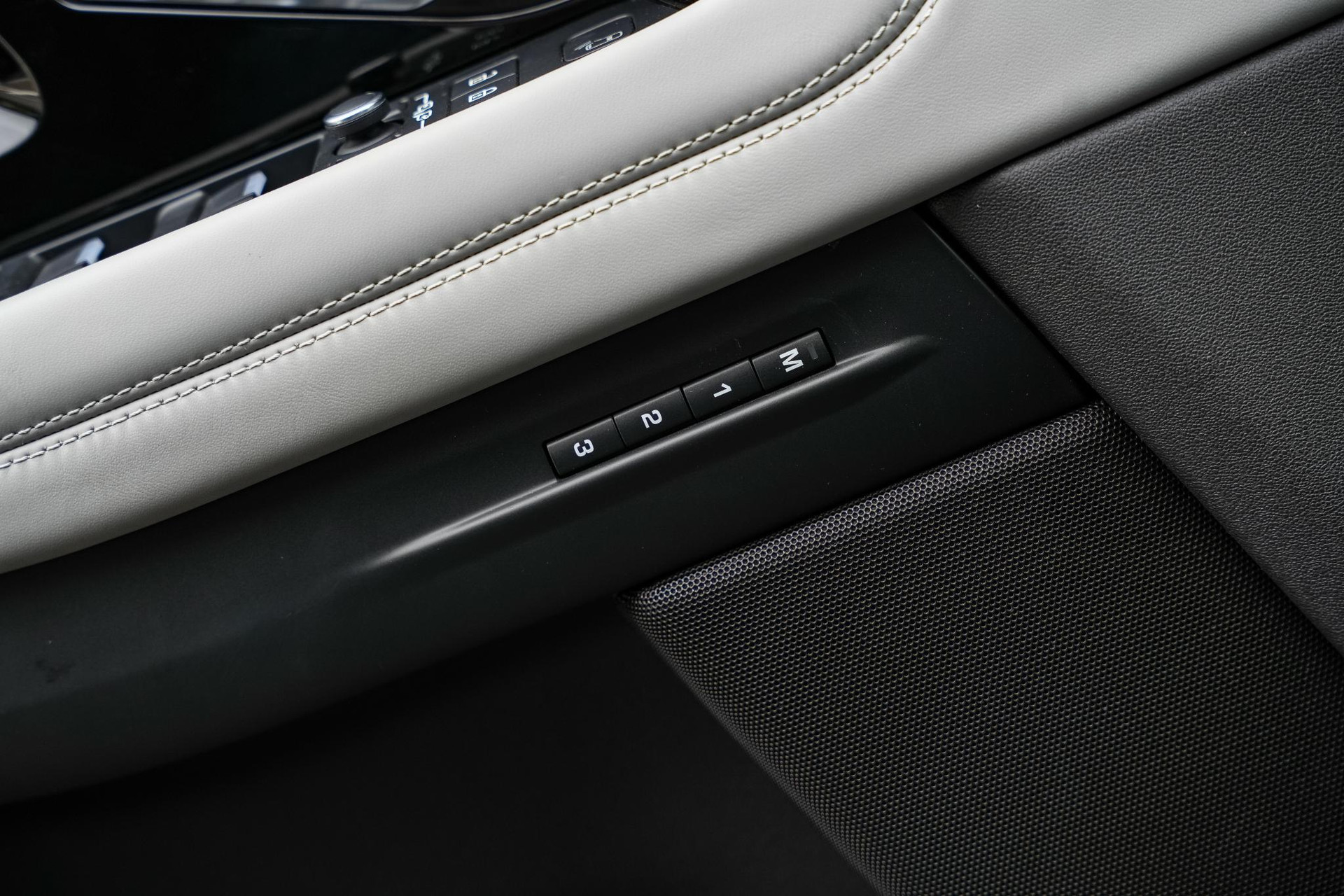 Land Rover Range Rover Evoque 2.0 P300 AWD R-Dynamic 2021 Nolita Grey 24