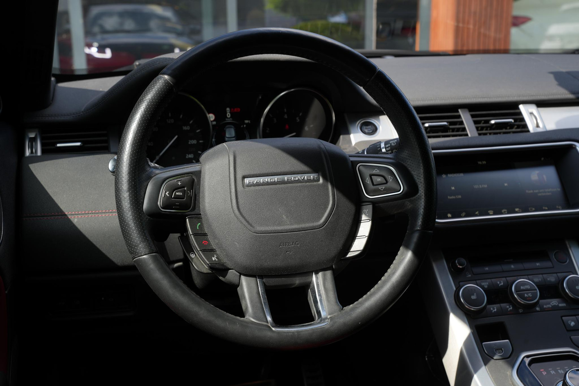 Land Rover Range Rover Evoque 2.0 Si4 HSE Dynamic 2017 Exterior Paint - Santorini Black (1AG) 13