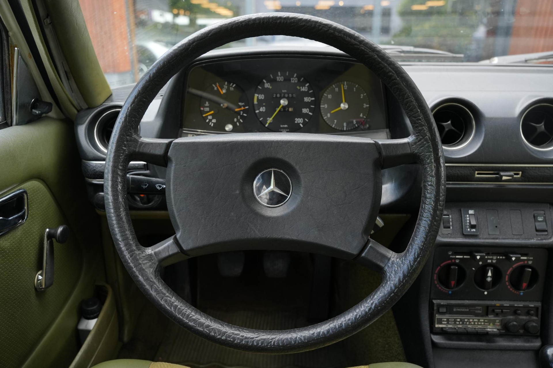 Mercedes-Benz 200-280 (W123) 200 1982  17