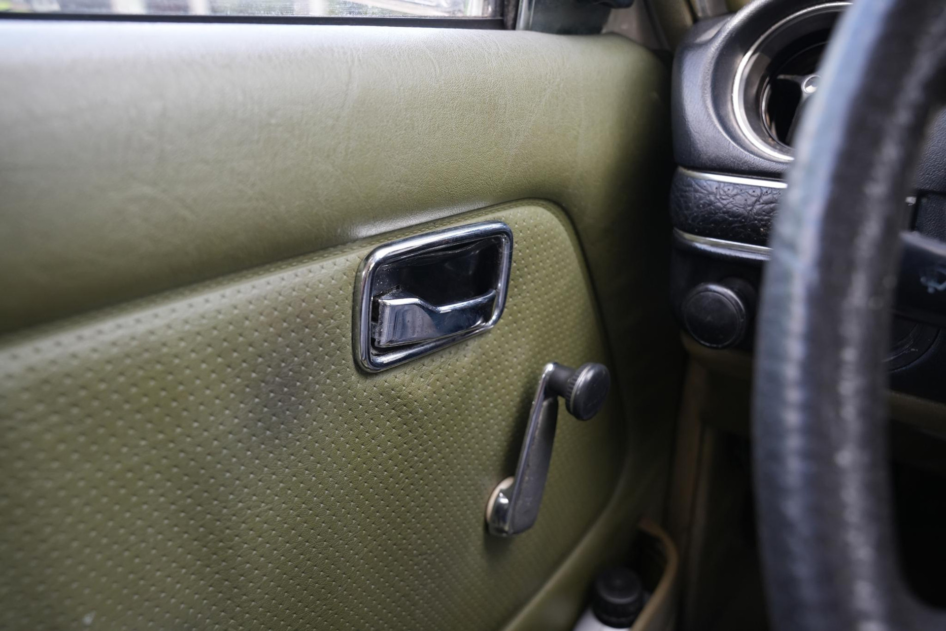 Mercedes-Benz 200-280 (W123) 200 1982  33