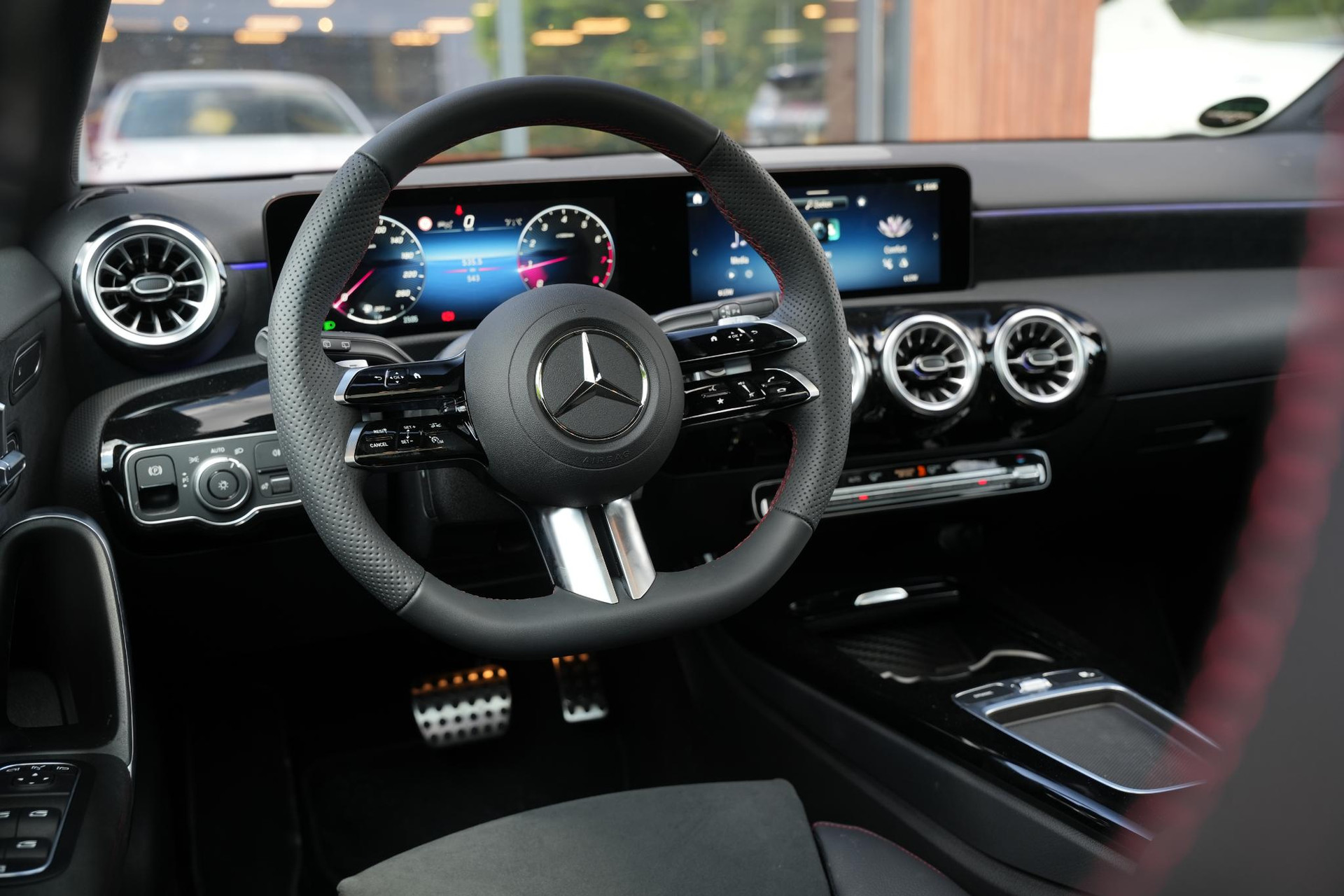 Mercedes-Benz A-Klasse 250 4MATIC AMG Line 2025 POLAR WHITE - STANDARD FINISH (149U) 10