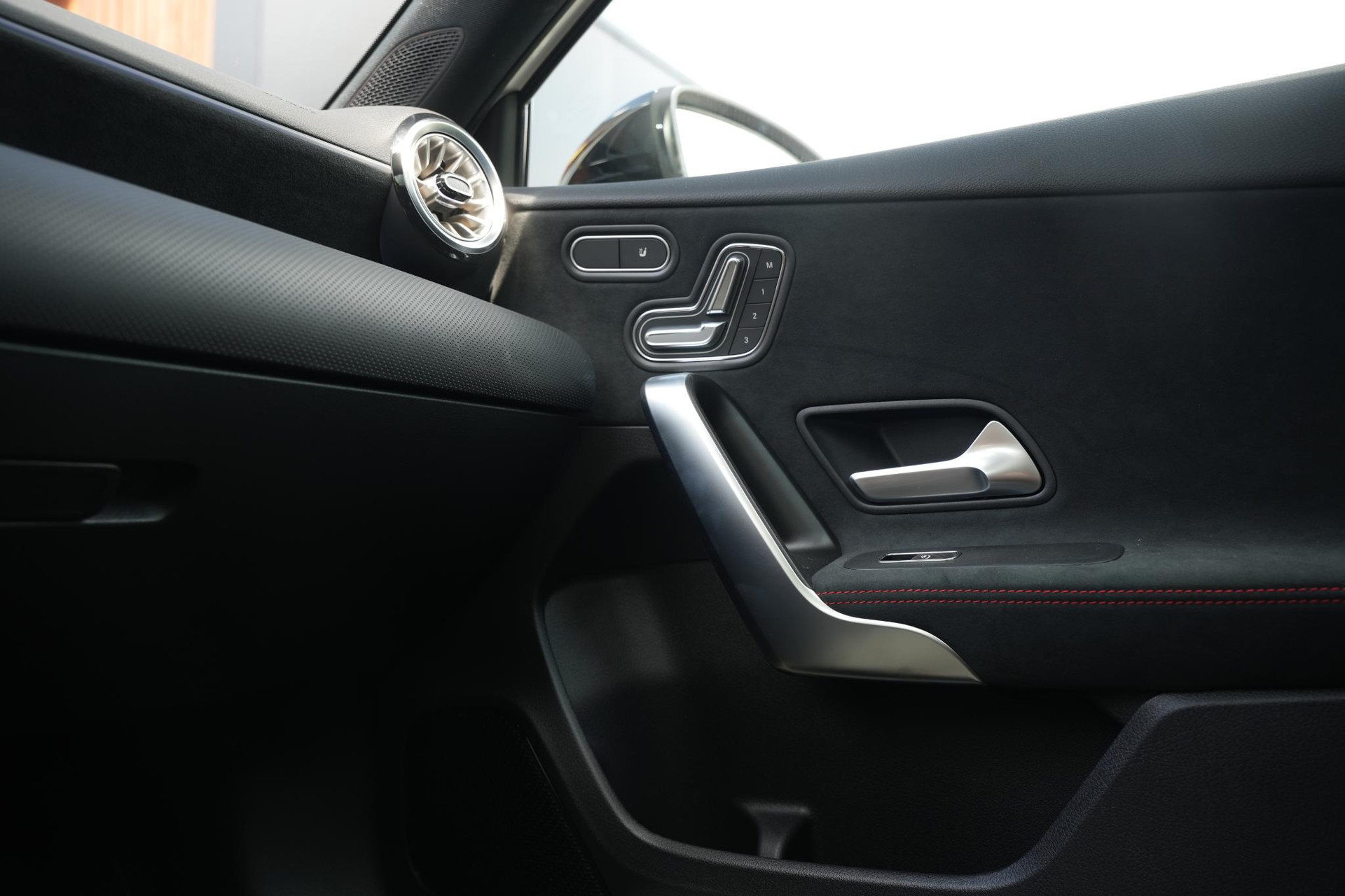 Mercedes-Benz A-Klasse 250 4MATIC AMG Line 2025 POLAR WHITE - STANDARD FINISH (149U) 23