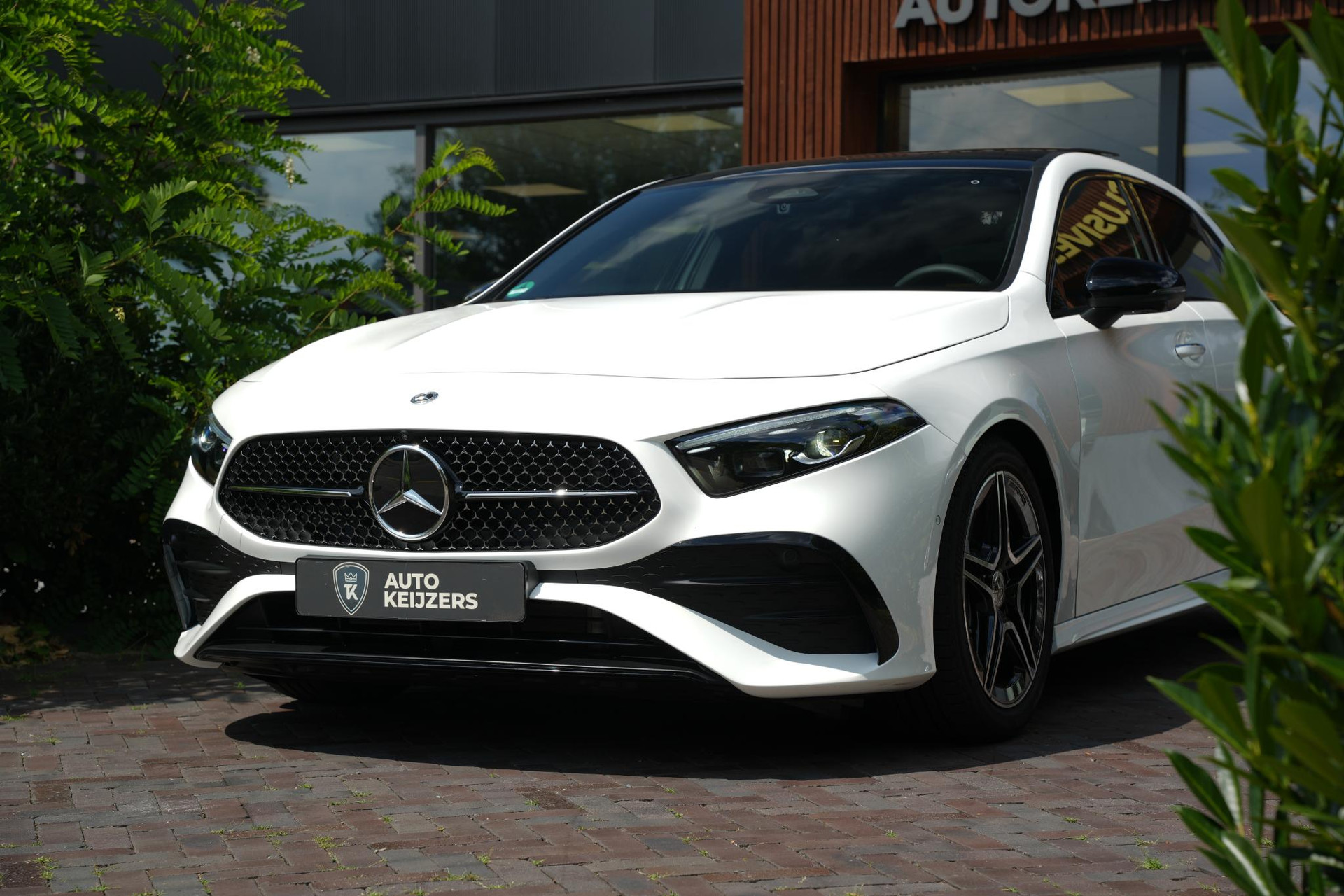 Mercedes-Benz A-Klasse 250 4MATIC AMG Line 2025 POLAR WHITE - STANDARD FINISH (149U) 3
