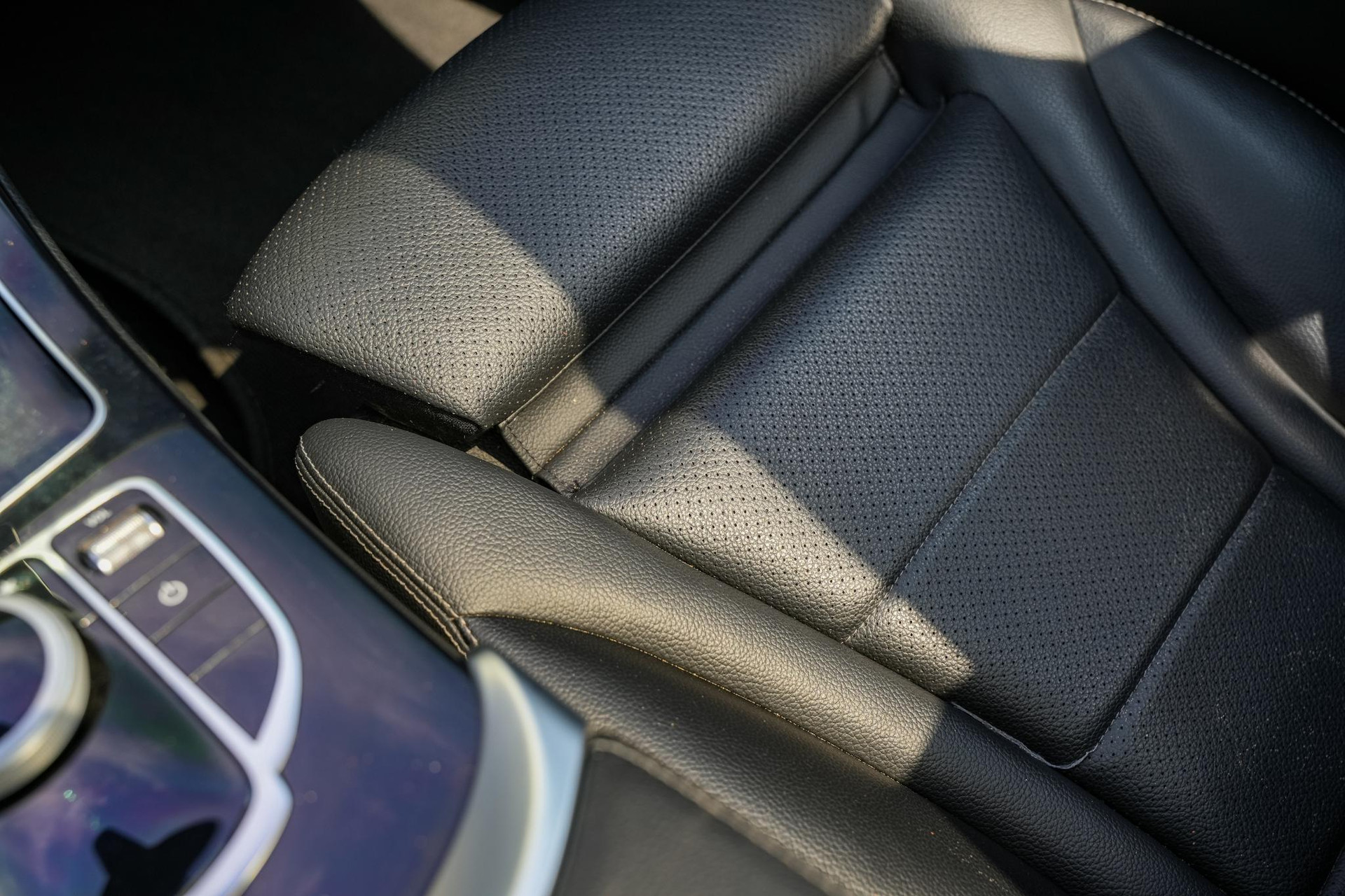 Mercedes-Benz C-Klasse 180 Business Solution AMG 2018 CAVANSITE BLUE METALLIC FINISH (890U) 27