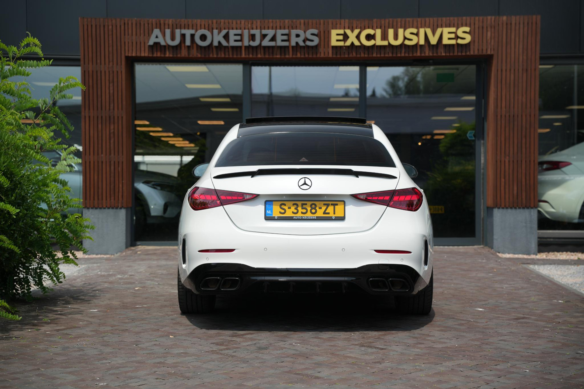 Mercedes-Benz C-Klasse 300 e AMG Line Limited 2022 Opalite white - Metallic finish (885U) 11