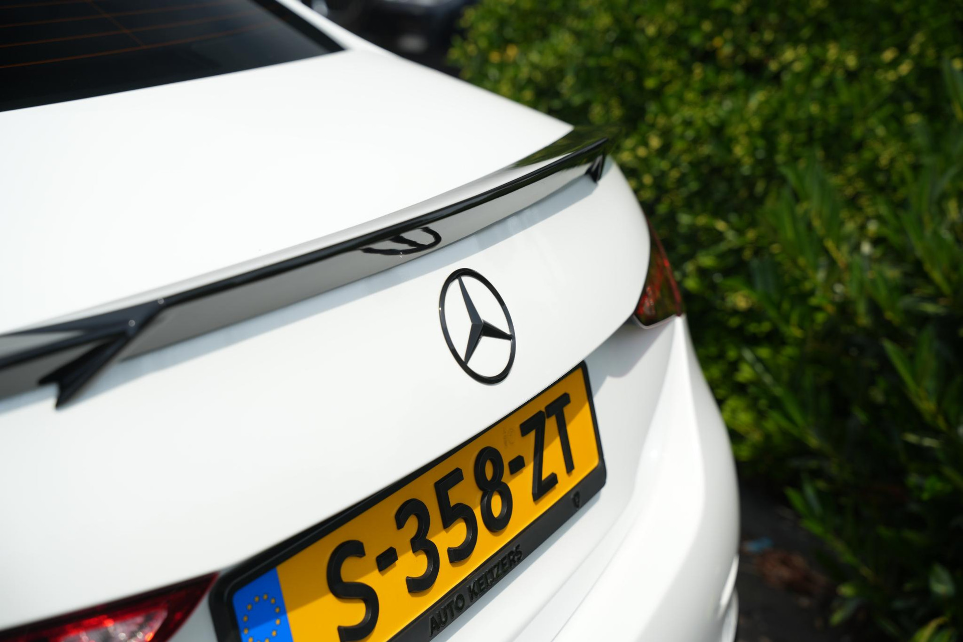 Mercedes-Benz C-Klasse 300 e AMG Line Limited 2022 Opalite white - Metallic finish (885U) 18