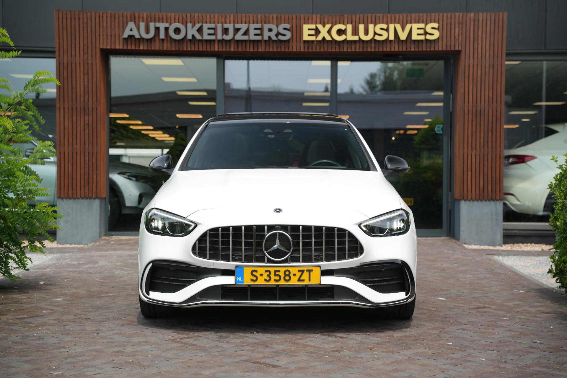 Mercedes-Benz C-Klasse 300 e AMG Line Limited 2022 Opalite white - Metallic finish (885U) 3