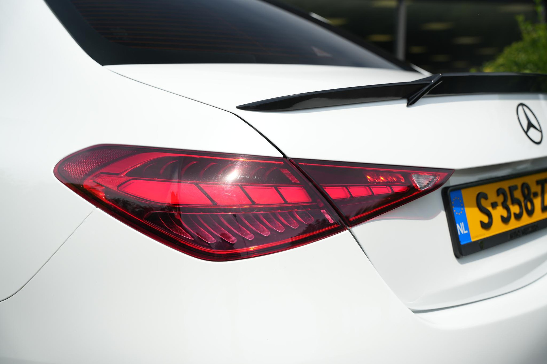 Mercedes-Benz C-Klasse 300 e AMG Line Limited 2022 Opalite white - Metallic finish (885U) 31