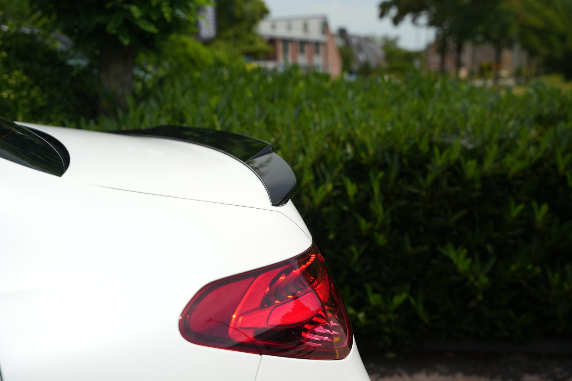 Mercedes-Benz C-Klasse 300 e AMG Line Limited 2022 Opalite white - Metallic finish (885U) 32