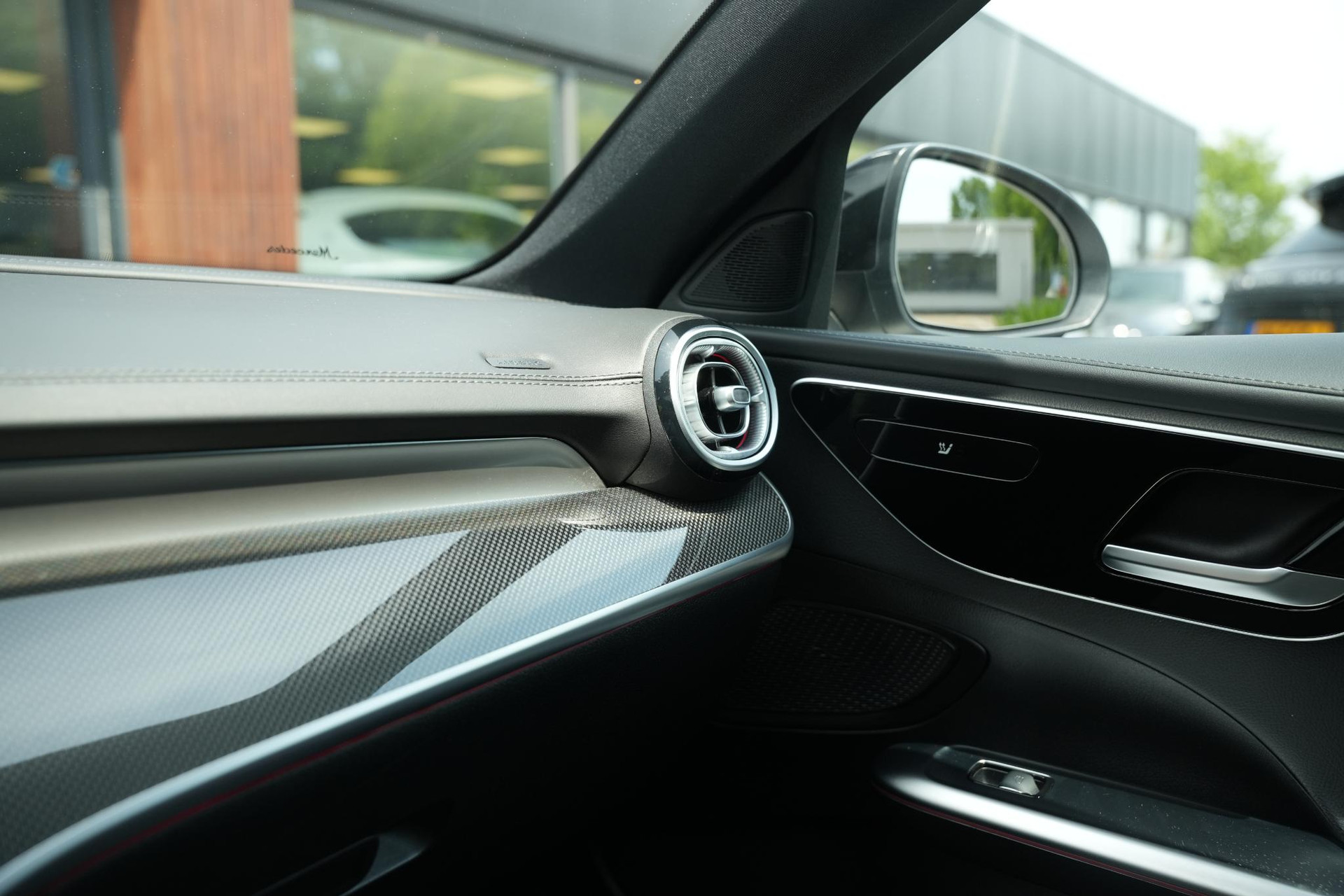 Mercedes-Benz C-Klasse 300 e AMG Line Limited 2022 Opalite white - Metallic finish (885U) 35