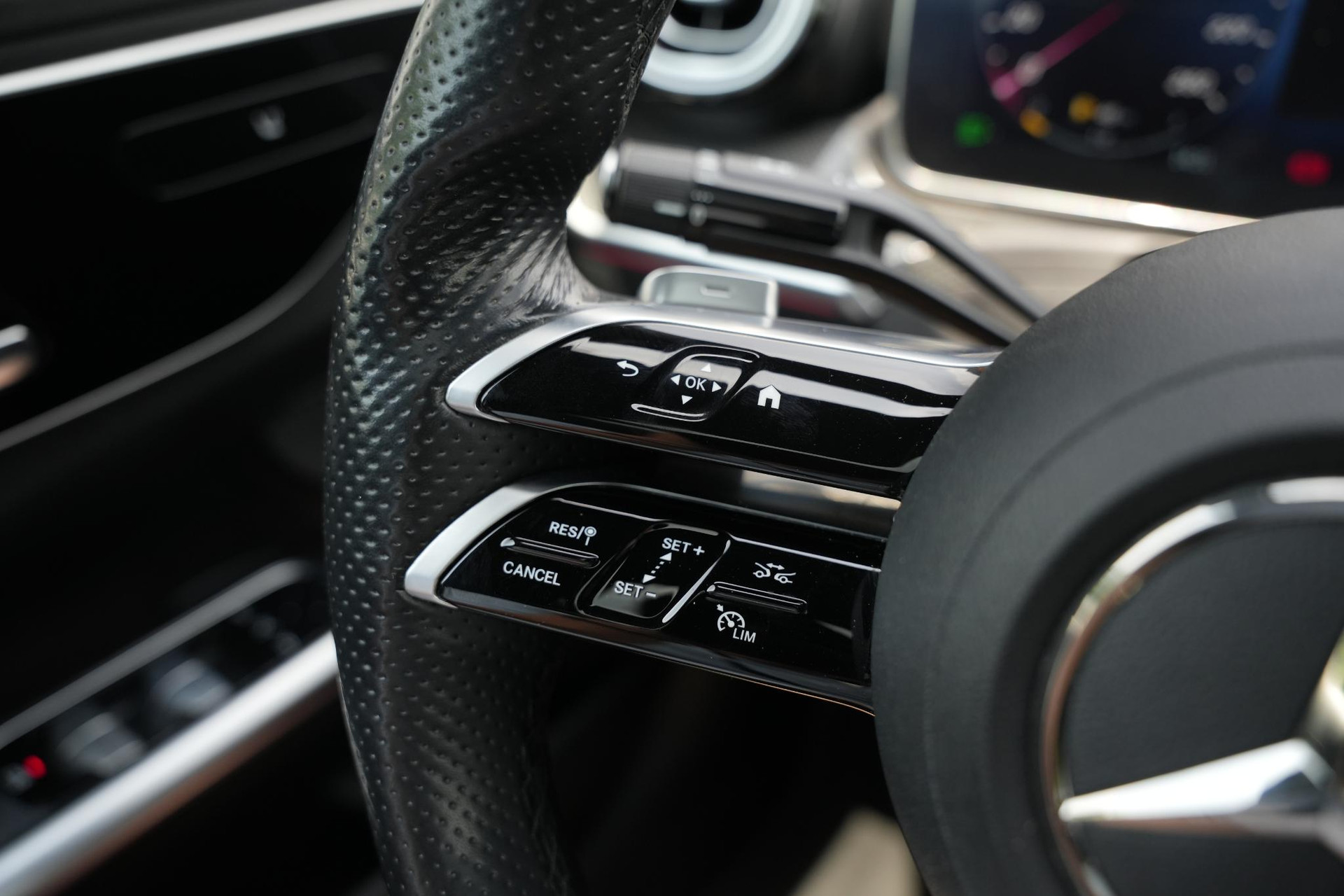 Mercedes-Benz C-Klasse 300 e AMG Line Limited 2022 Opalite white - Metallic finish (885U) 37