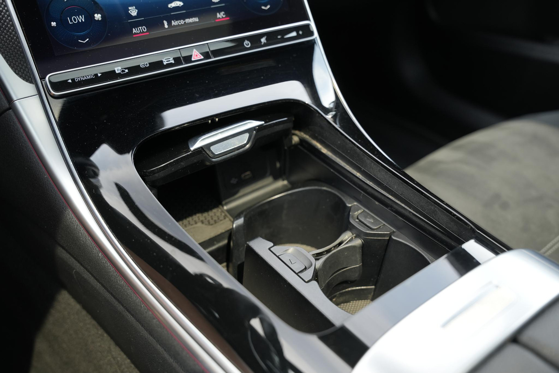 Mercedes-Benz C-Klasse 300 e AMG Line Limited 2022 Opalite white - Metallic finish (885U) 46