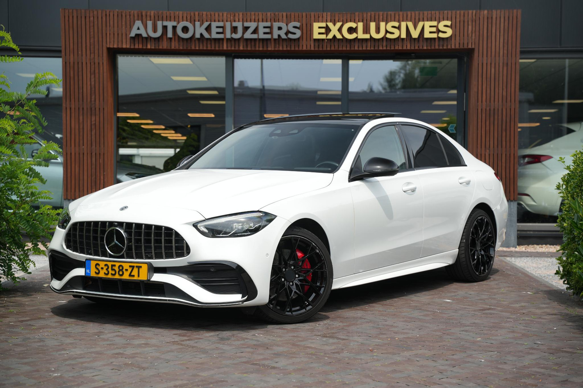 Mercedes-Benz C-Klasse 300 e AMG Line Limited 2022 Opalite white - Metallic finish (885U) 5