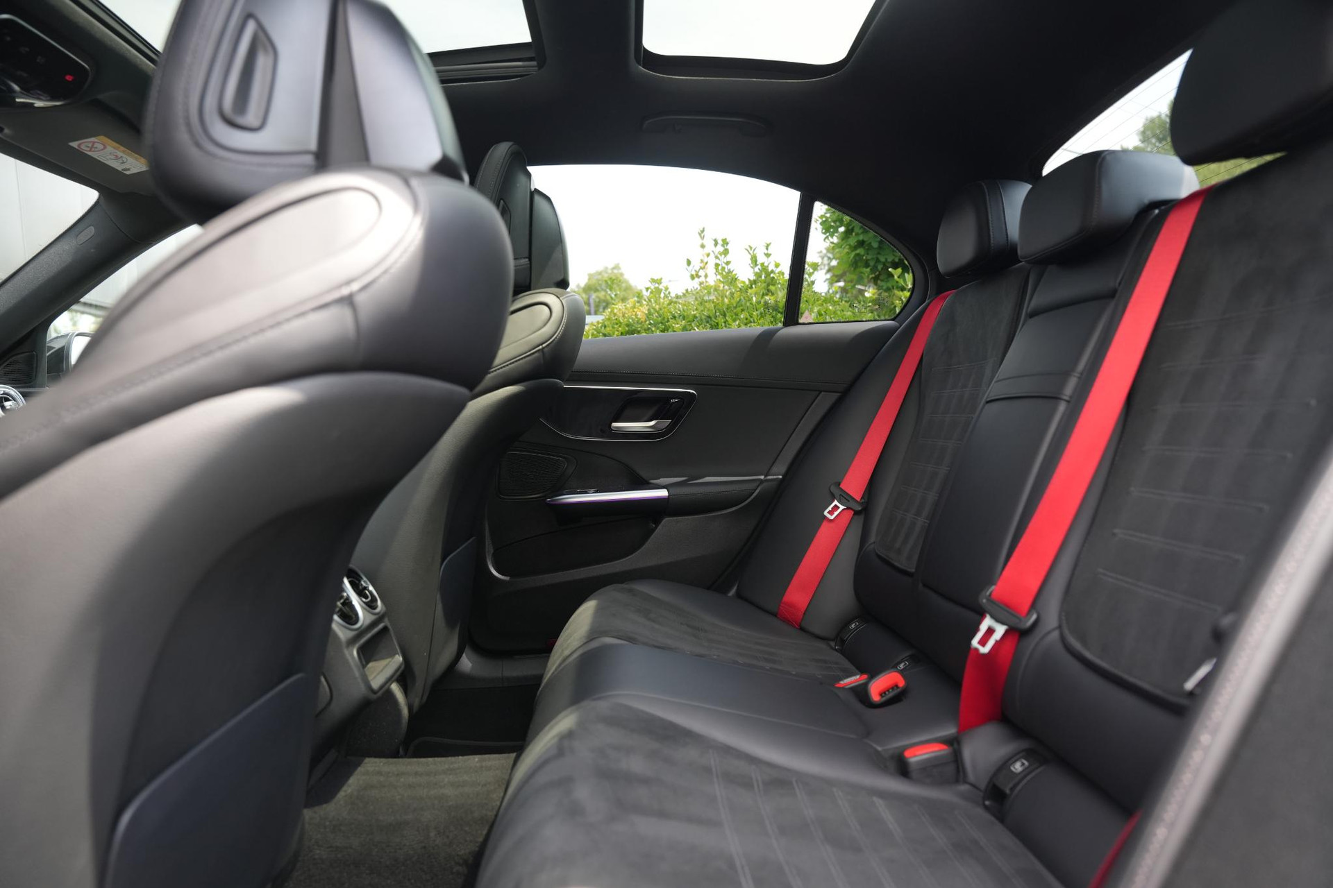 Mercedes-Benz C-Klasse 300 e AMG Line Limited 2022 Opalite white - Metallic finish (885U) 6