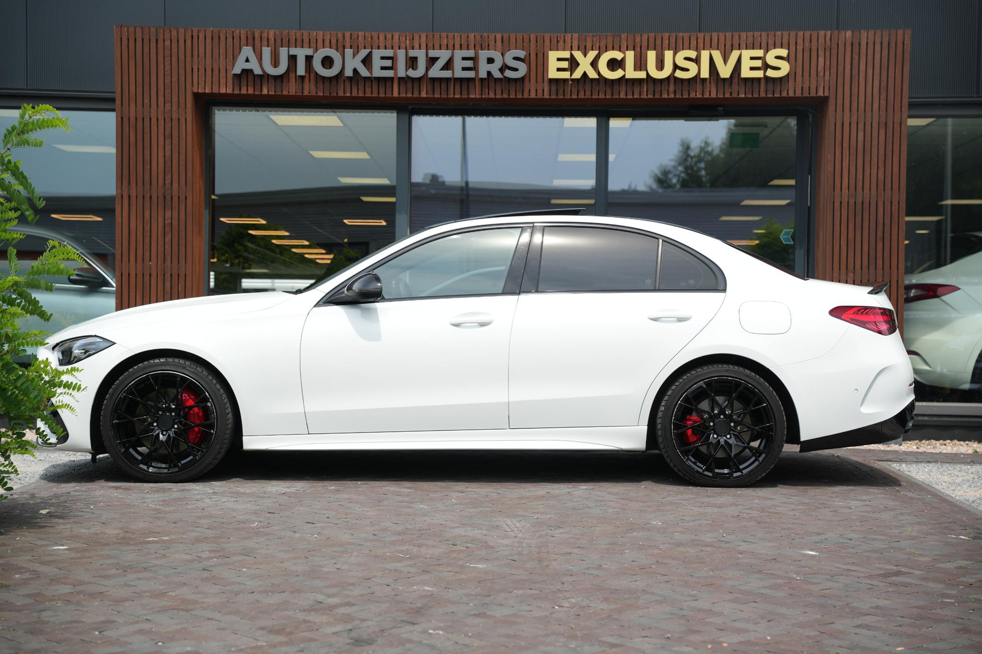Mercedes-Benz C-Klasse 300 e AMG Line Limited 2022 Opalite white - Metallic finish (885U) 7