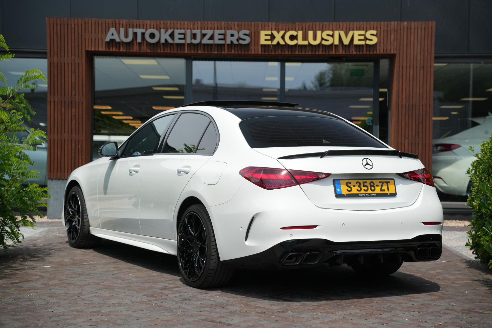 Mercedes-Benz C-Klasse 300 e AMG Line Limited 2022 Opalite white - Metallic finish (885U) 9