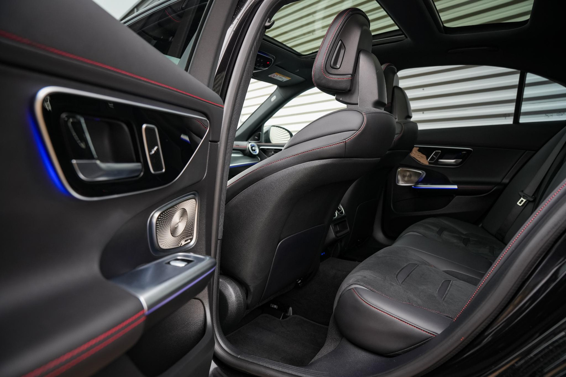 Mercedes-Benz C-Klasse AMG 43 4MATIC 2024 Obsidian black - metallic finish (197U) 33