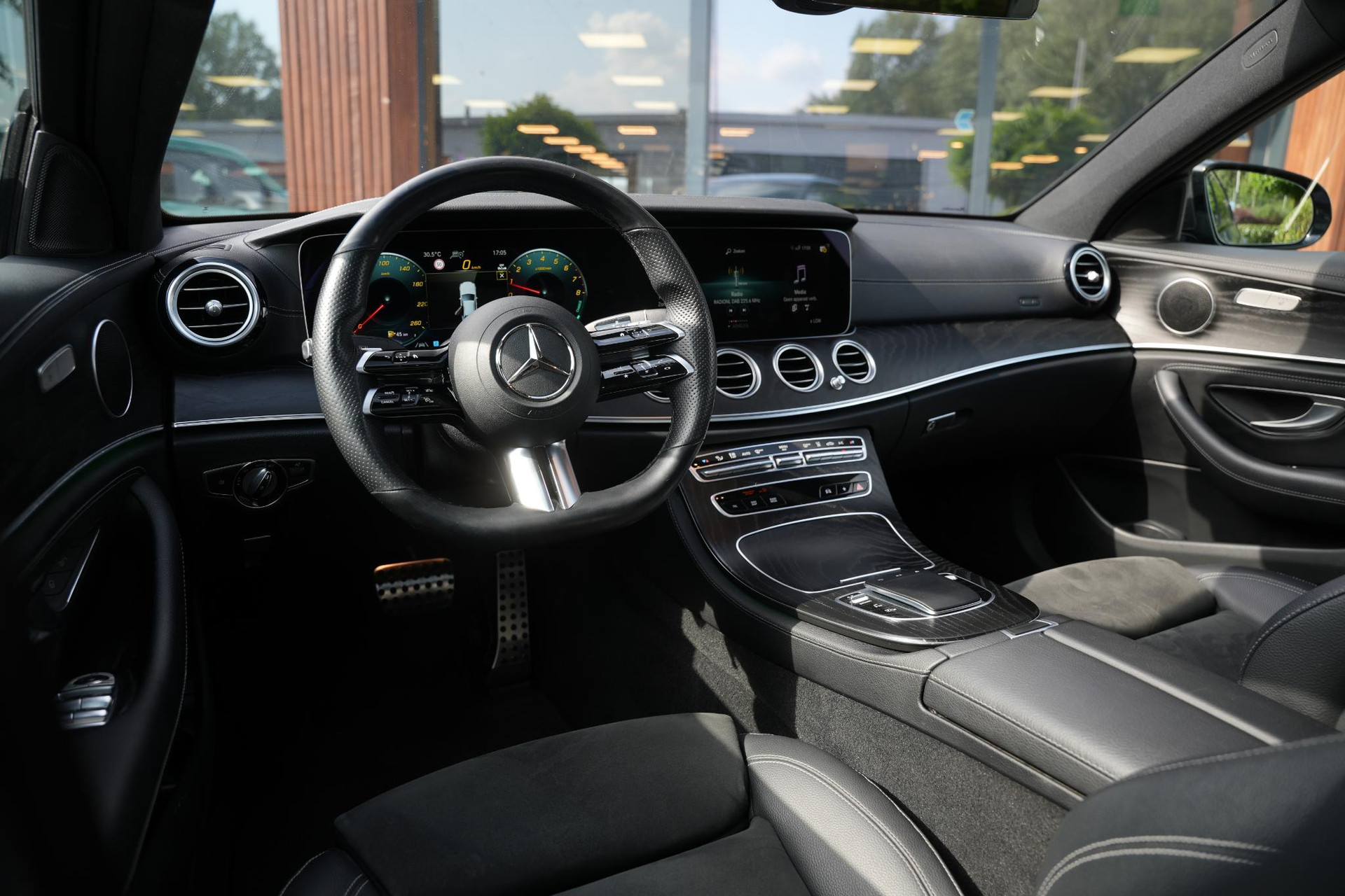 Mercedes-Benz E-Klasse 300 e AMG Line 2021 SELENITE GRAY - METALLIC FINISH (992U) 2