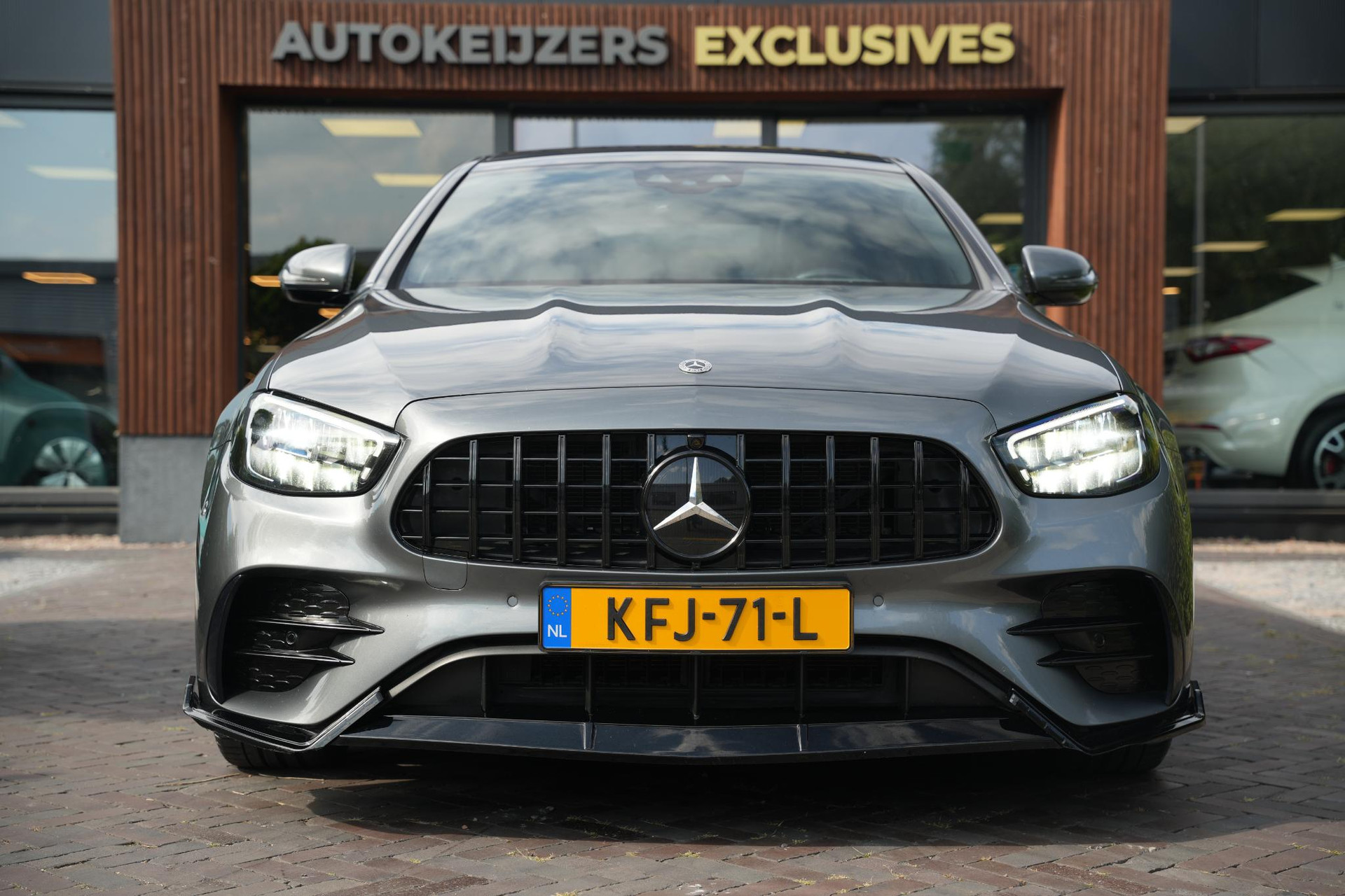 Mercedes-Benz E-Klasse 300 e AMG Line 2021 SELENITE GRAY - METALLIC FINISH (992U) 3