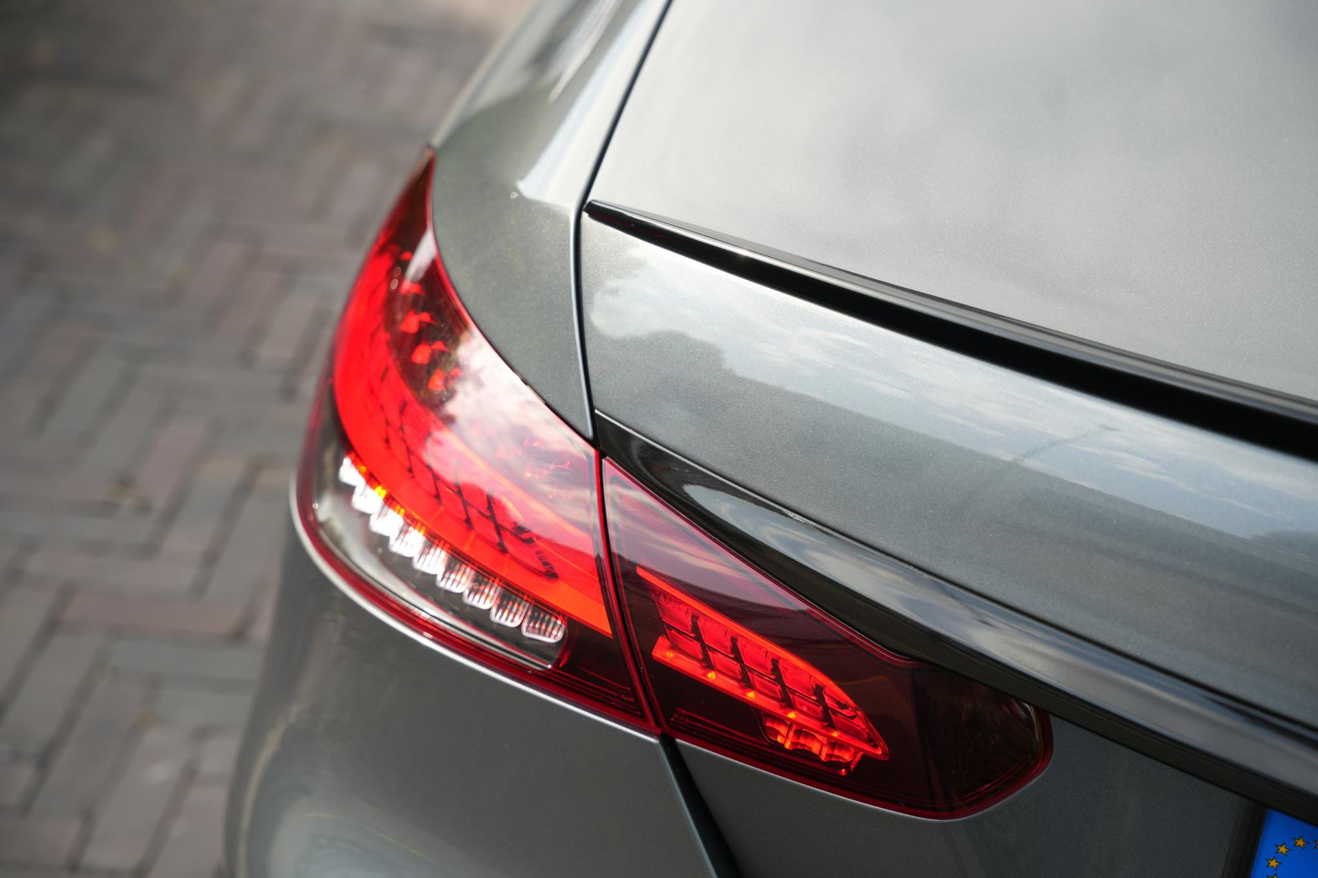 Mercedes-Benz E-Klasse 300 e AMG Line 2021 SELENITE GRAY - METALLIC FINISH (992U) 32
