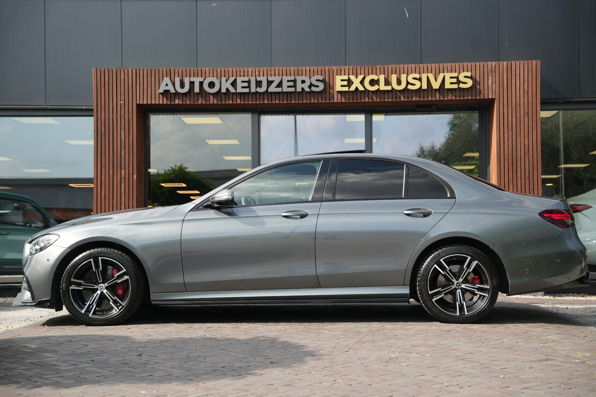 Mercedes-Benz E-Klasse 300 e AMG Line 2021 SELENITE GRAY - METALLIC FINISH (992U) 5