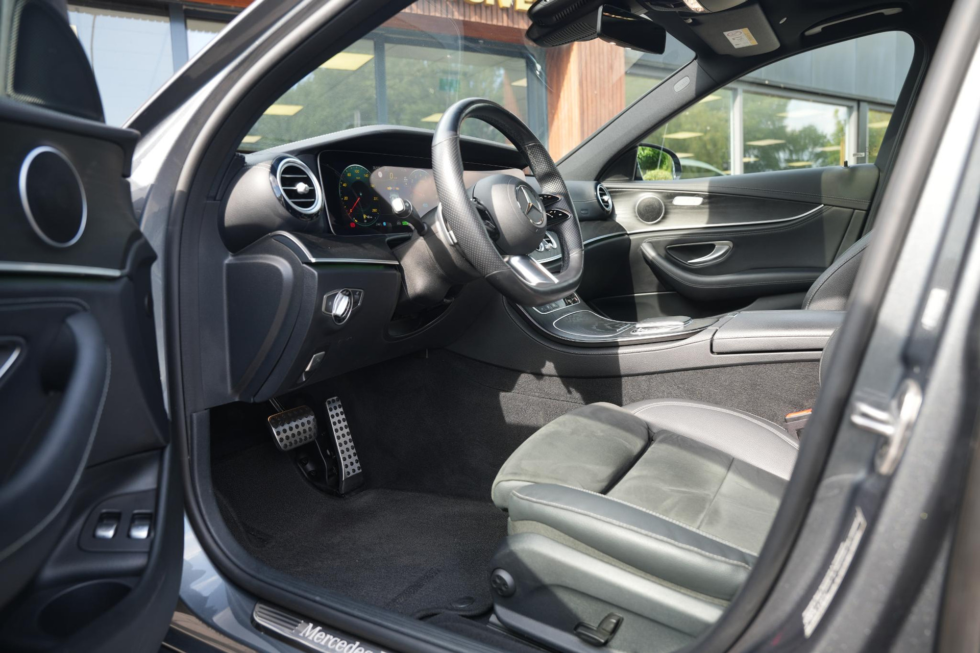 Mercedes-Benz E-Klasse 300 e AMG Line 2021 SELENITE GRAY - METALLIC FINISH (992U) 6