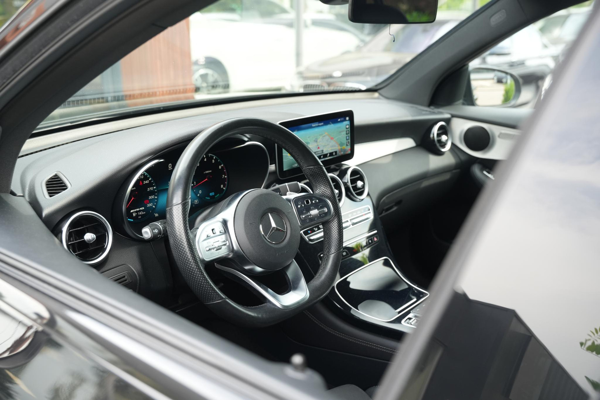 Mercedes-Benz GLC 200 4MATIC AMG Line 2021 Obsidian black - metallic finish (197U) 10
