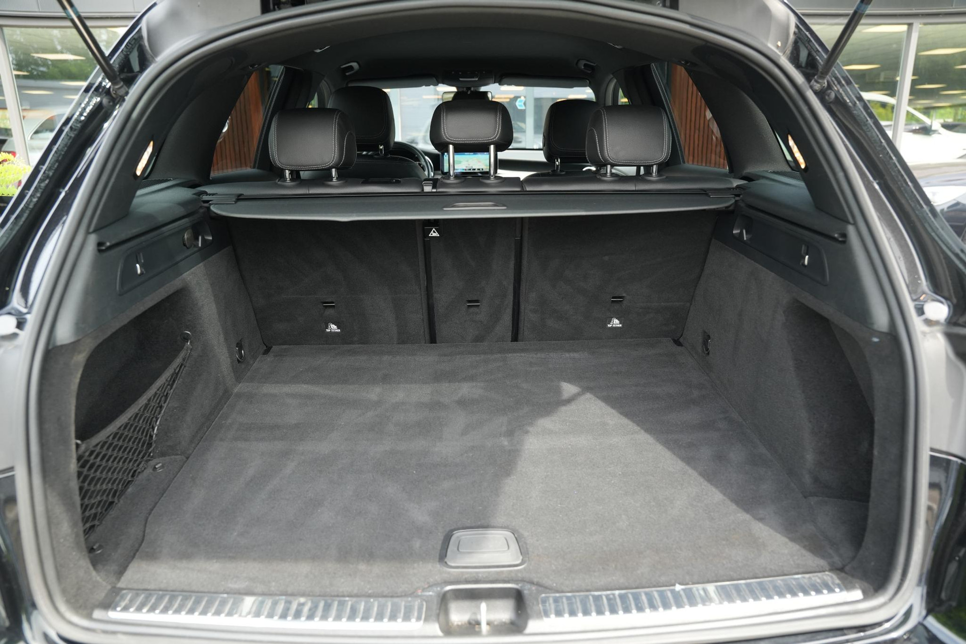Mercedes-Benz GLC 200 4MATIC AMG Line 2021 Obsidian black - metallic finish (197U) 12