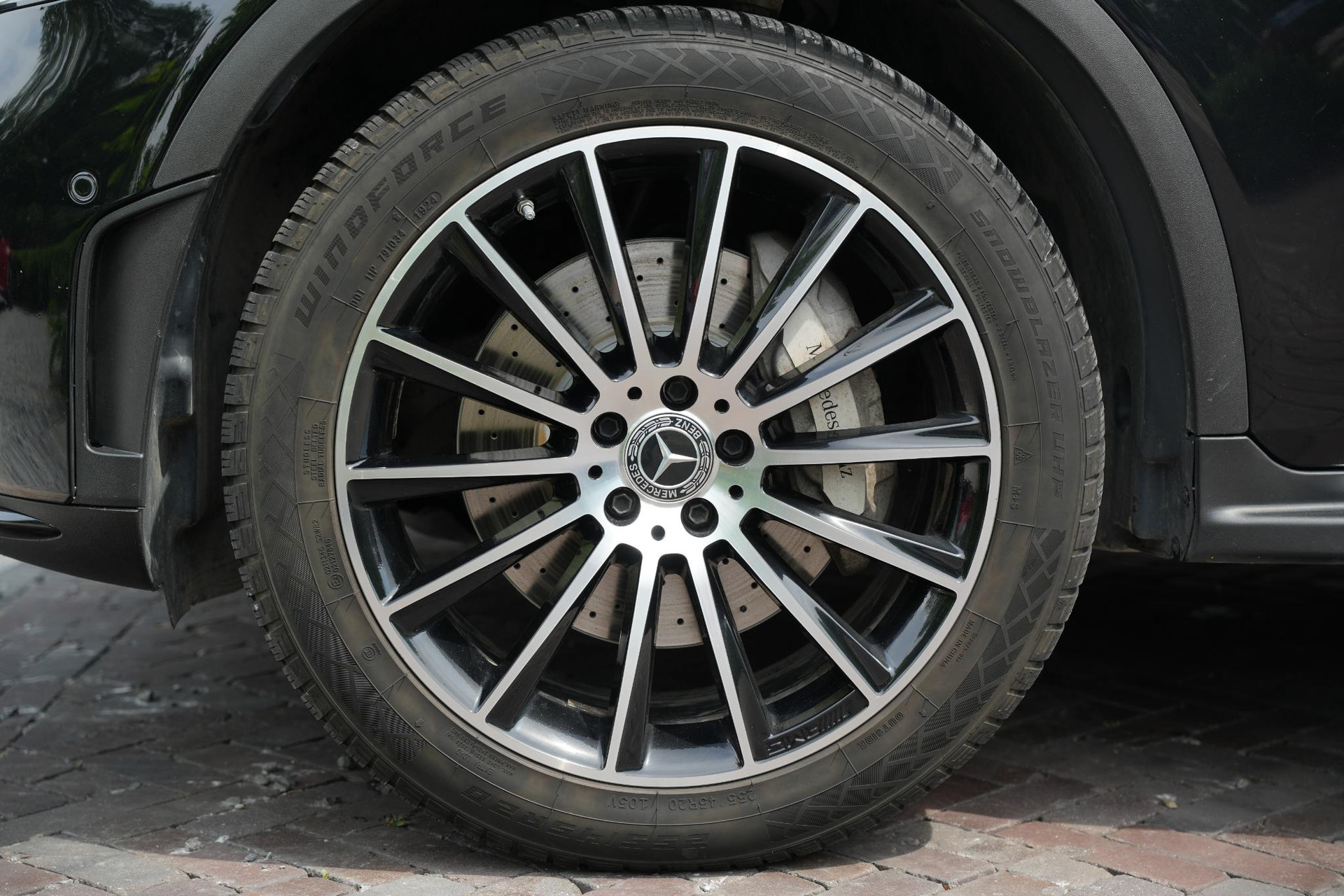 Mercedes-Benz GLC 200 4MATIC AMG Line 2021 Obsidian black - metallic finish (197U) 19