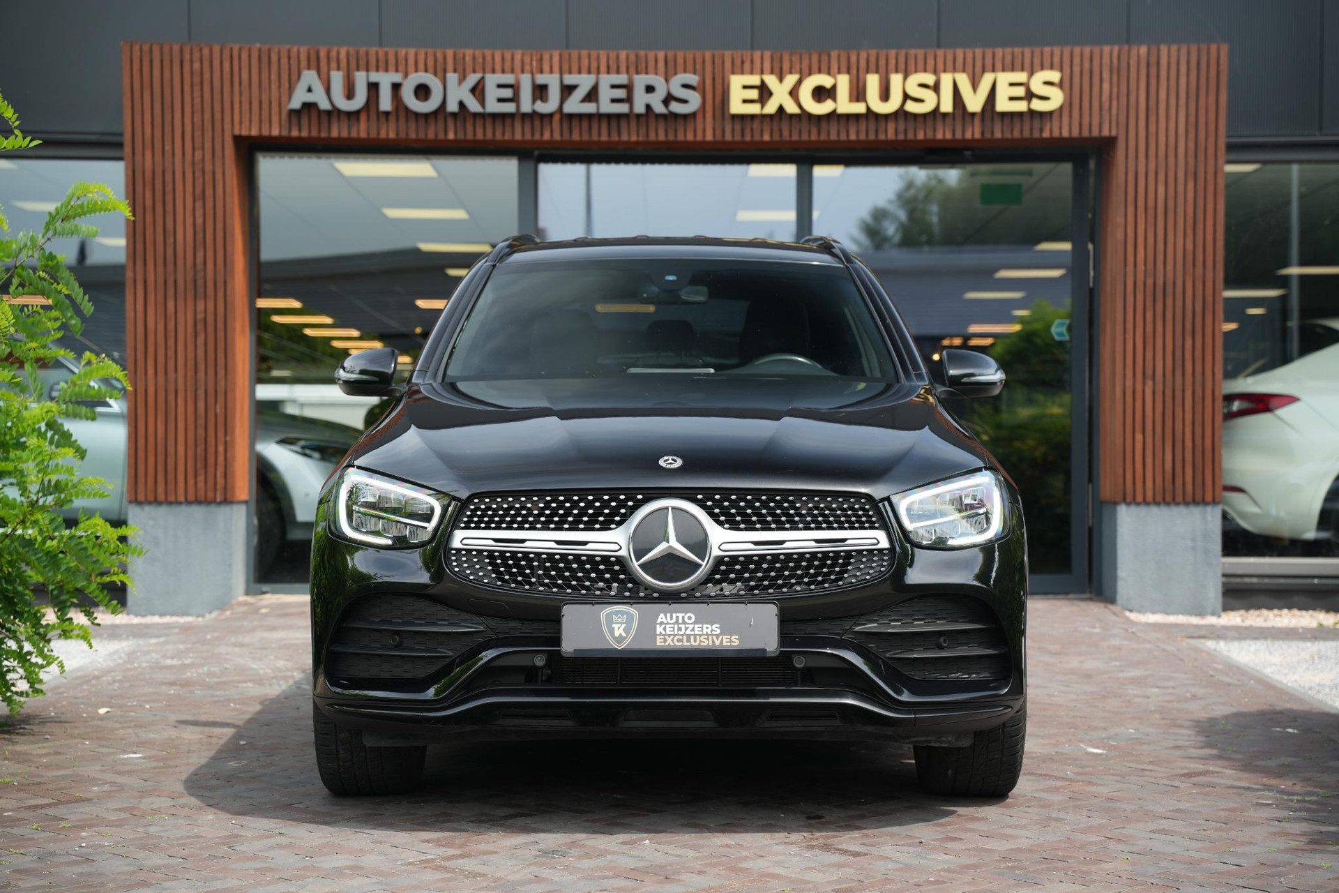 Mercedes-Benz GLC 200 4MATIC AMG Line 2021 Obsidian black - metallic finish (197U) 3