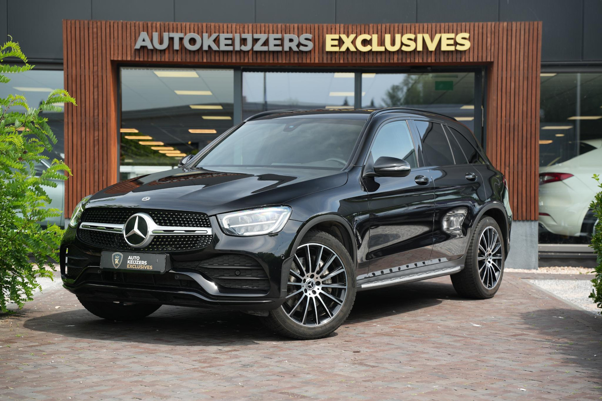 Mercedes-Benz GLC 200 4MATIC AMG Line 2021 Obsidian black - metallic finish (197U) 5