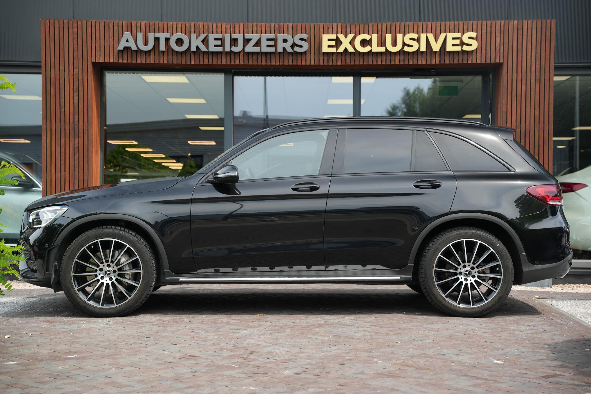 Mercedes-Benz GLC 200 4MATIC AMG Line 2021 Obsidian black - metallic finish (197U) 7