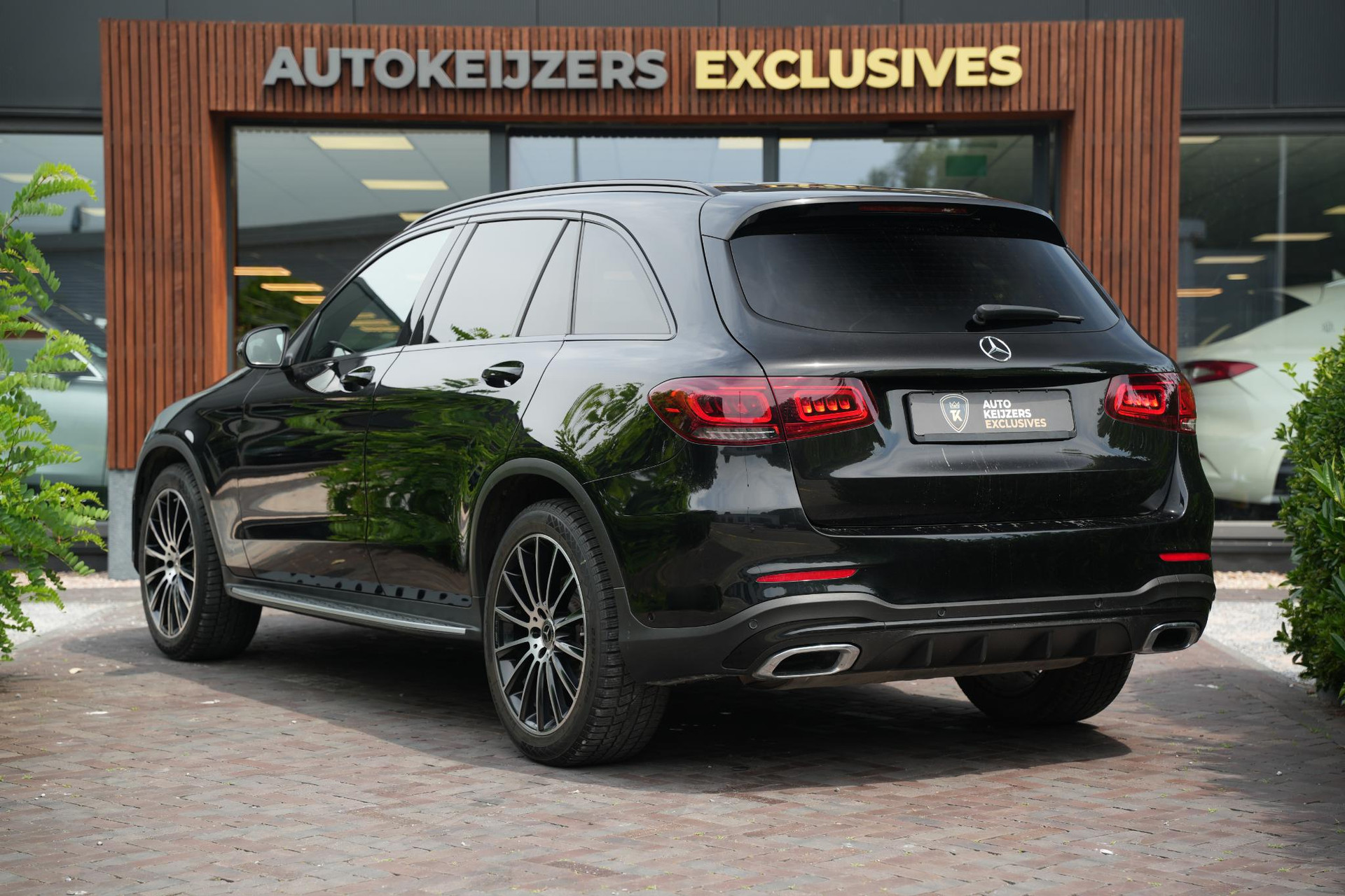 Mercedes-Benz GLC 200 4MATIC AMG Line 2021 Obsidian black - metallic finish (197U) 9