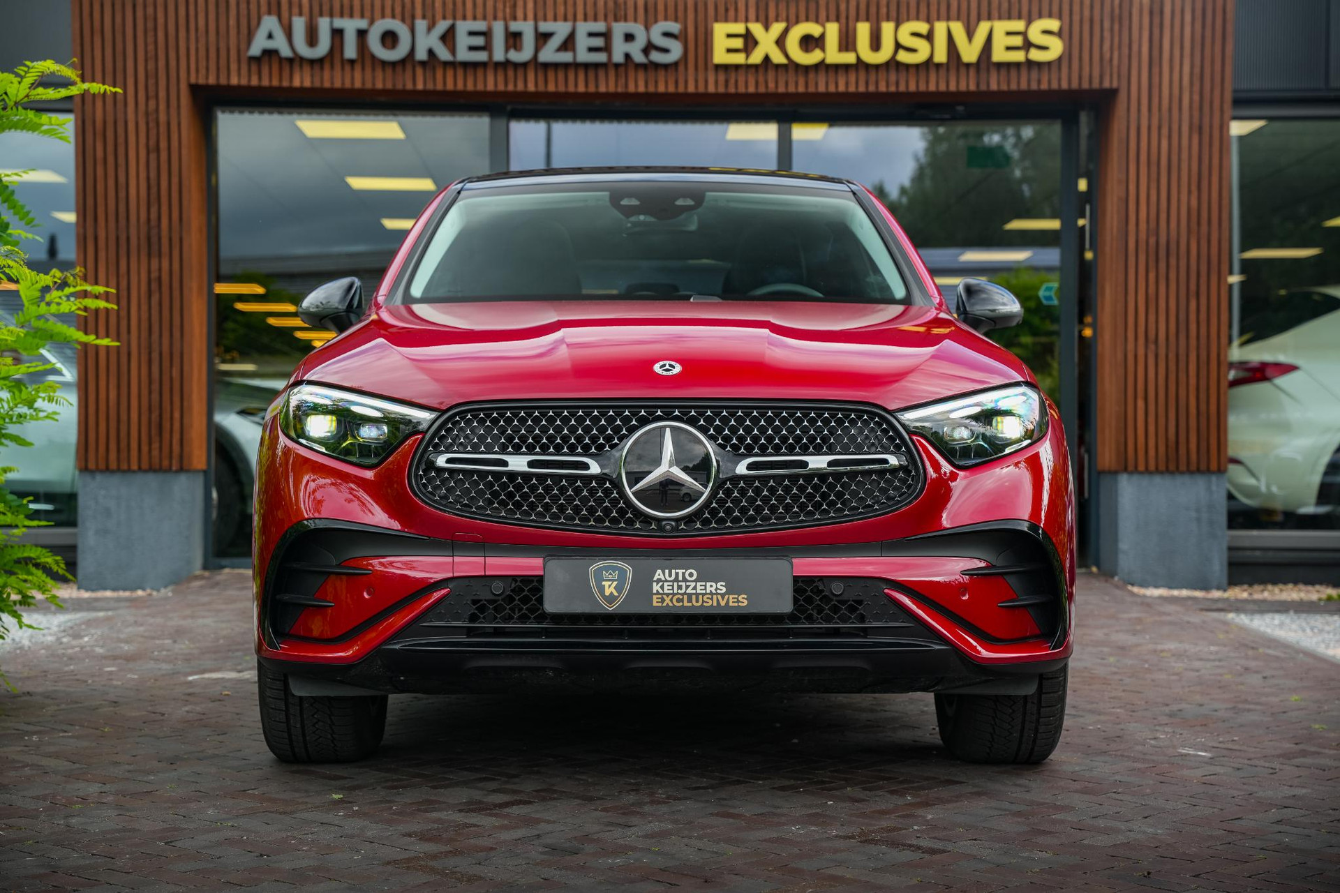 Mercedes-Benz GLC Coupé 400e 4MATIC AMG Line 2026 Patagonia red - Metallic finish (993U) 3