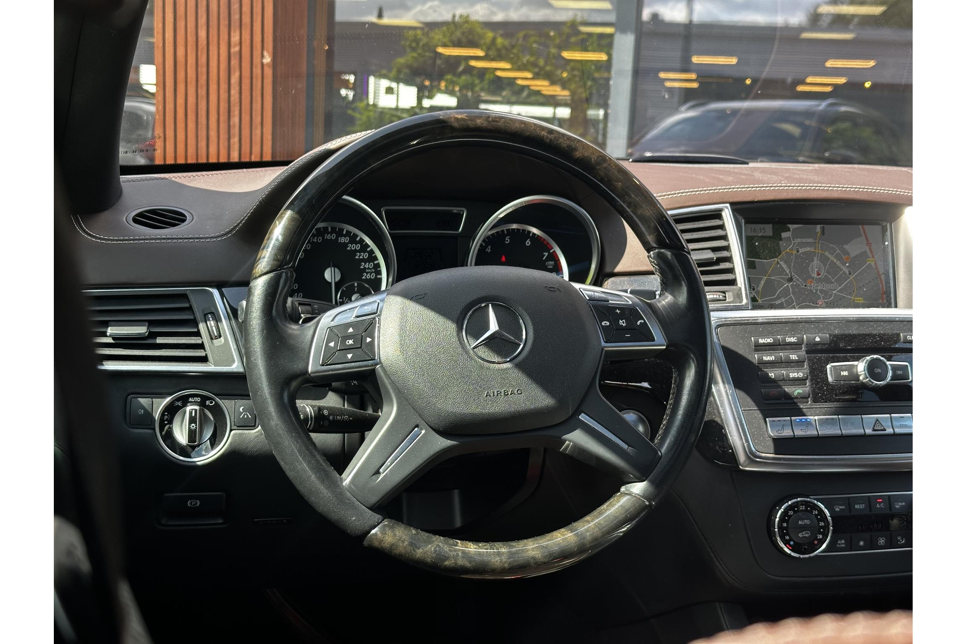 Mercedes-Benz M-Klasse 350 Edition 1 2013 Citrine brown - metallic finish (796U) 18