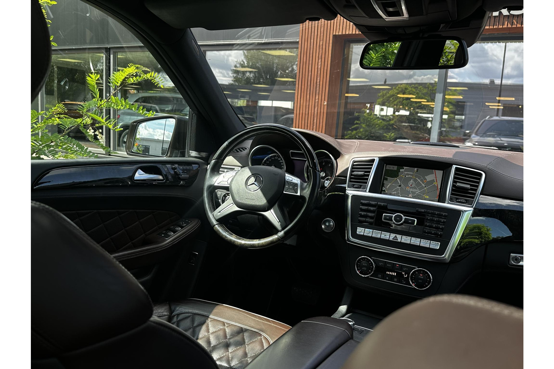 Mercedes-Benz M-Klasse 350 Edition 1 2013 Citrine brown - metallic finish (796U) 36